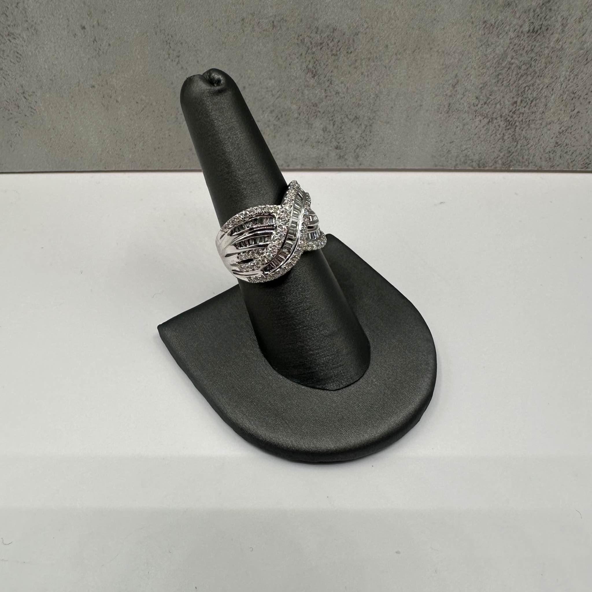 Cette superbe bague Fashion Diamond en or blanc 10kt présente 1ctw de diamants ronds et baguettes HI SI1-I1 naturels, créant un brillant contraste d'éclat. De taille 7.25, il convient à la plupart des doigts de taille moyenne. Avec un poids de 6,7