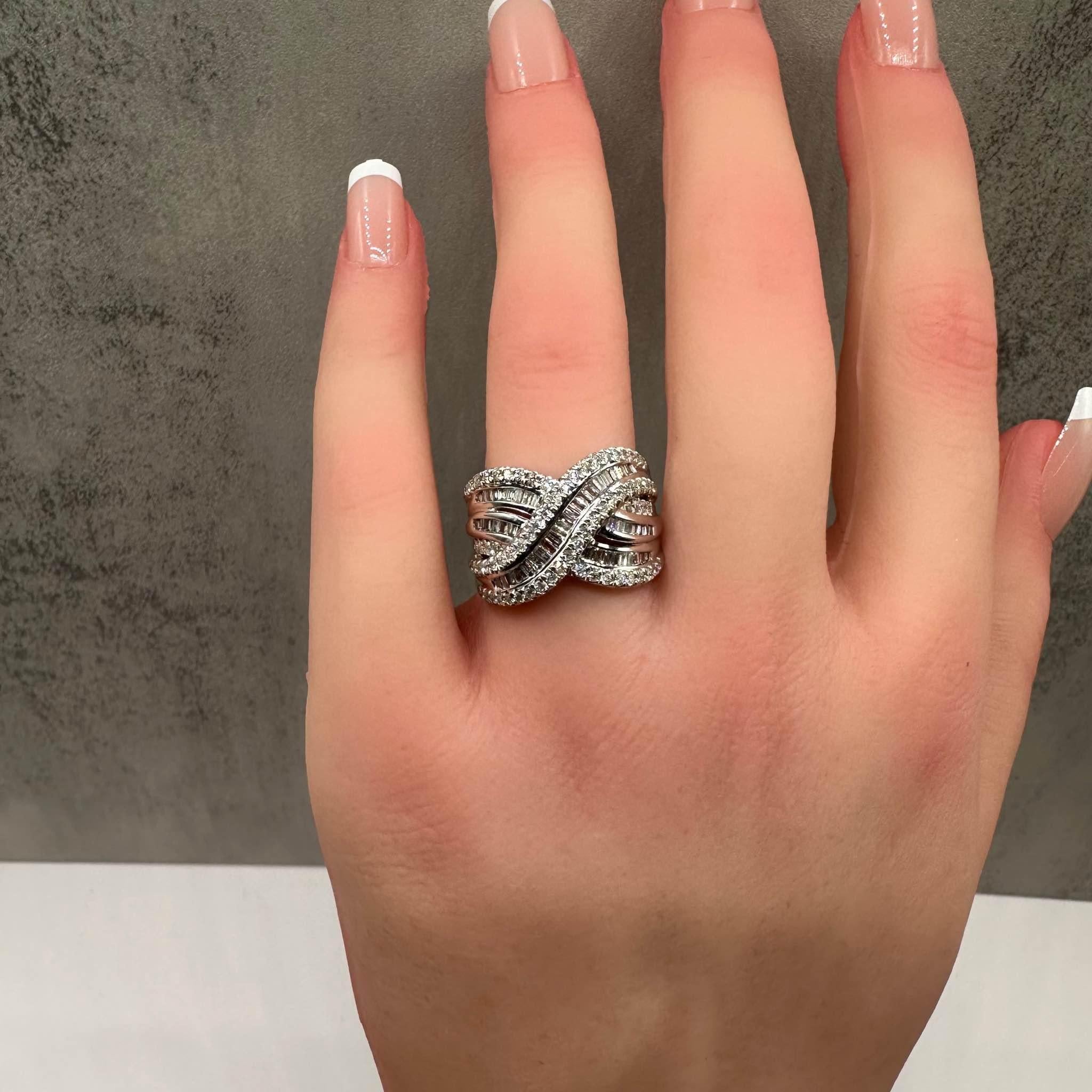 Bague mode en or blanc 10 carats avec diamants 1 carat, taille 7,25, neuve Neuf - En vente à West Hempstead, NY
