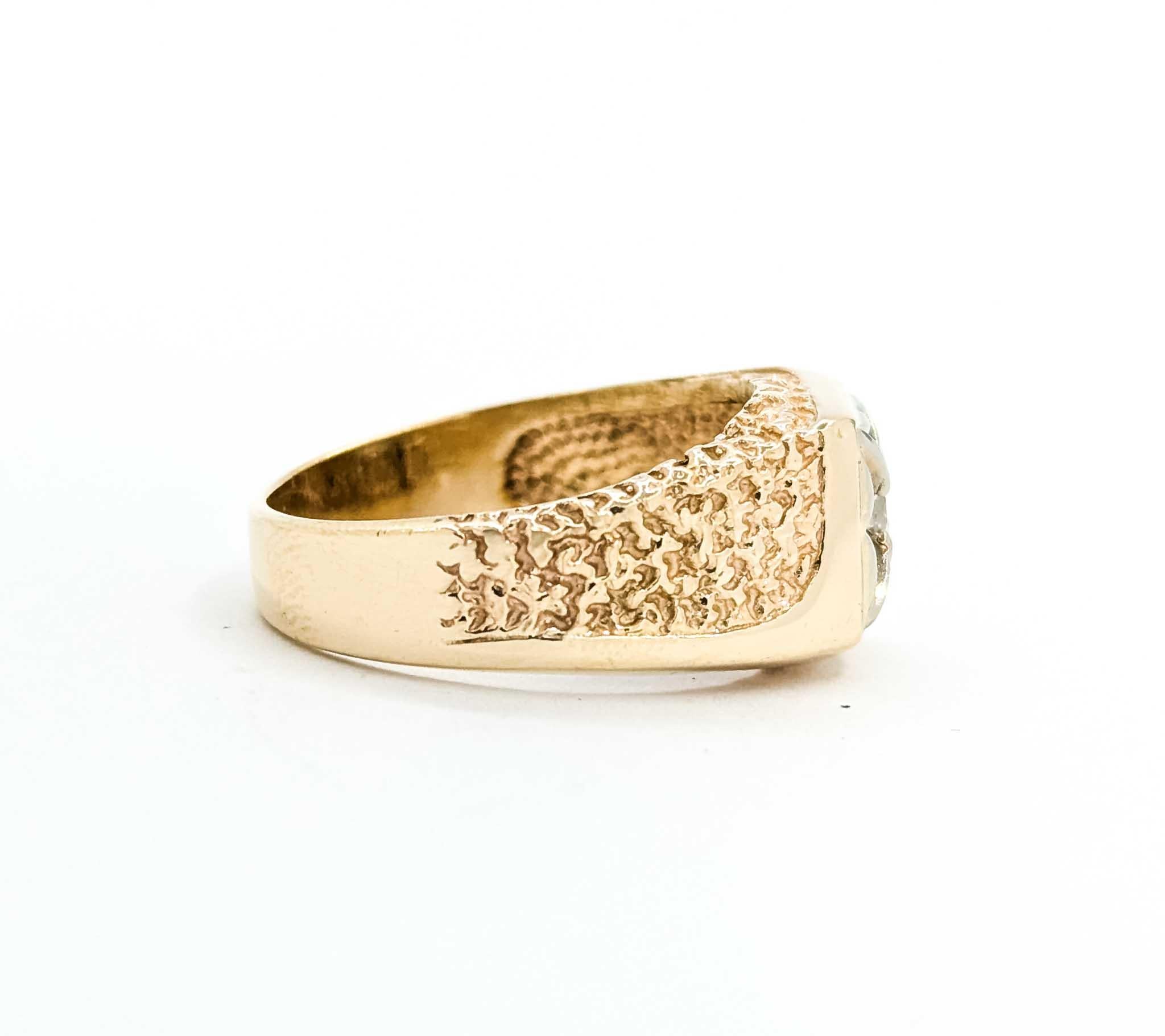 Diamant-Mode-Ring in 14k Gelbgold

Dieser exquisite Diamantring aus 14-karätigem Gelbgold präsentiert sich im zeitlosen Nugget-Stil. Dieses elegante Schmuckstück ist mit einem funkelnden 0,20-Karat-Diamanten besetzt, der in ein kompliziertes Design