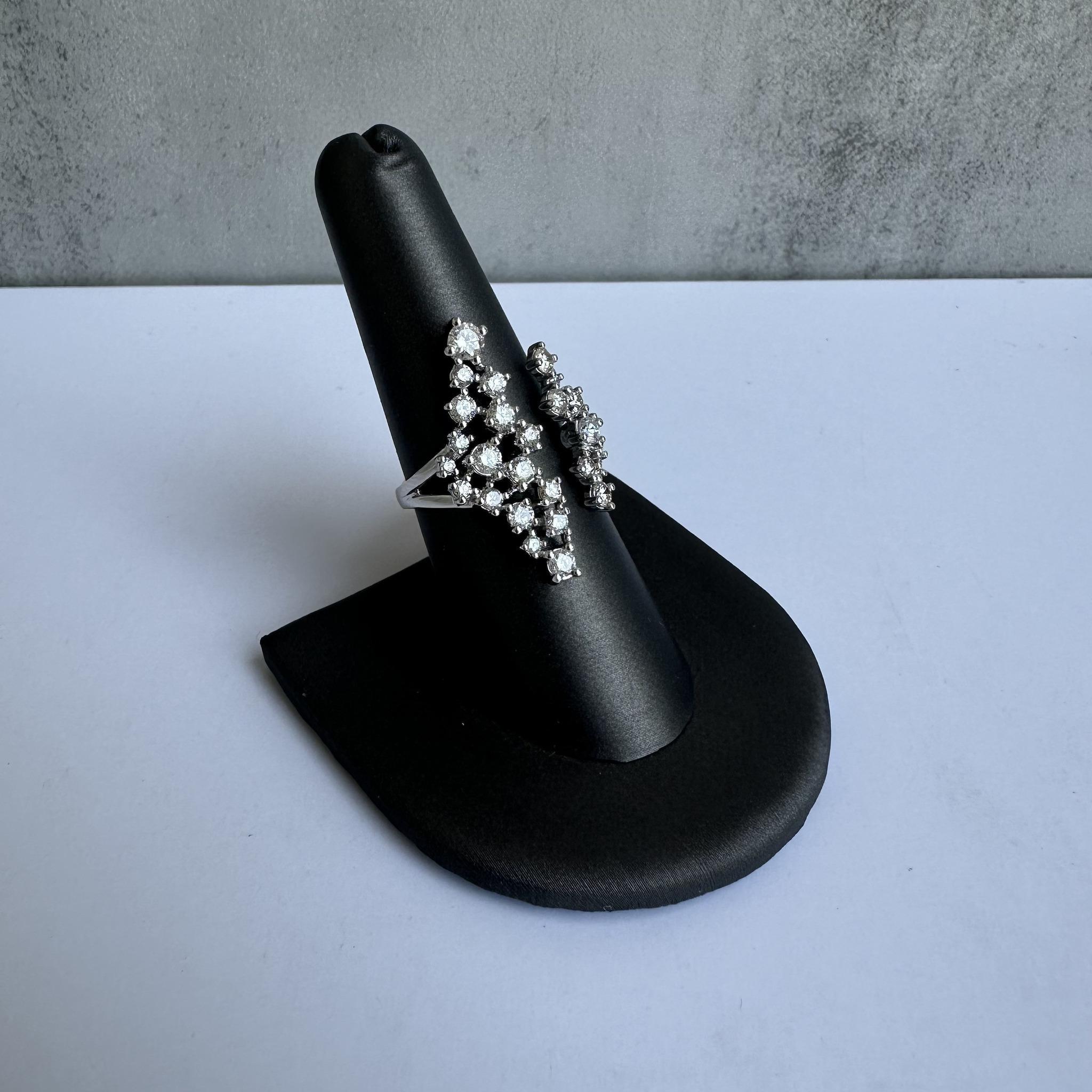 Questo splendido anello con diamanti in oro bianco 14 carati presenta 1,50 carati di diamanti rotondi naturali HI SI2-I1, che creano un brillante scintillio. La misura 7 si adatta comodamente alla maggior parte delle dita. Con un peso di 5,3 grammi,