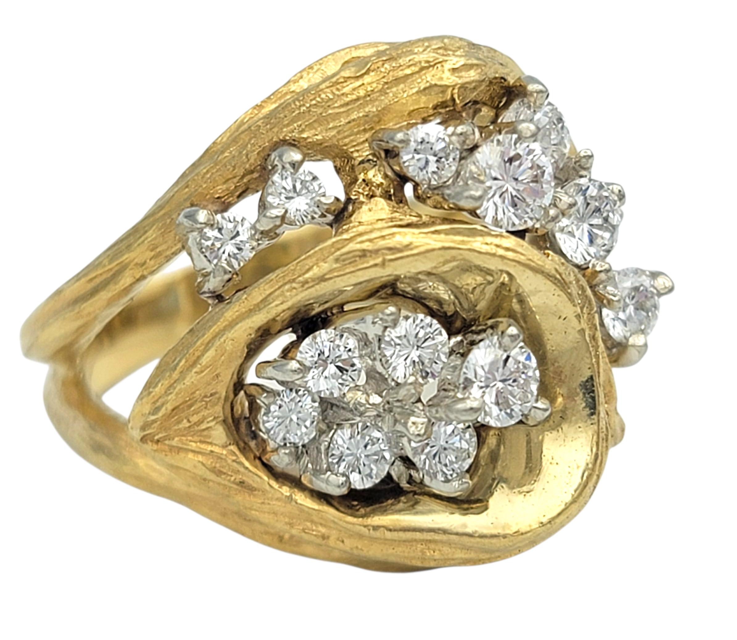 Questo straordinario anello con diamante è una vera e propria opera d'arte, scolpita in oro giallo 18 carati con una forma organica ispirata alla natura. La fascia si attorciglia e scorre come un nastro dorato, avvolgendo il dito con un movimento