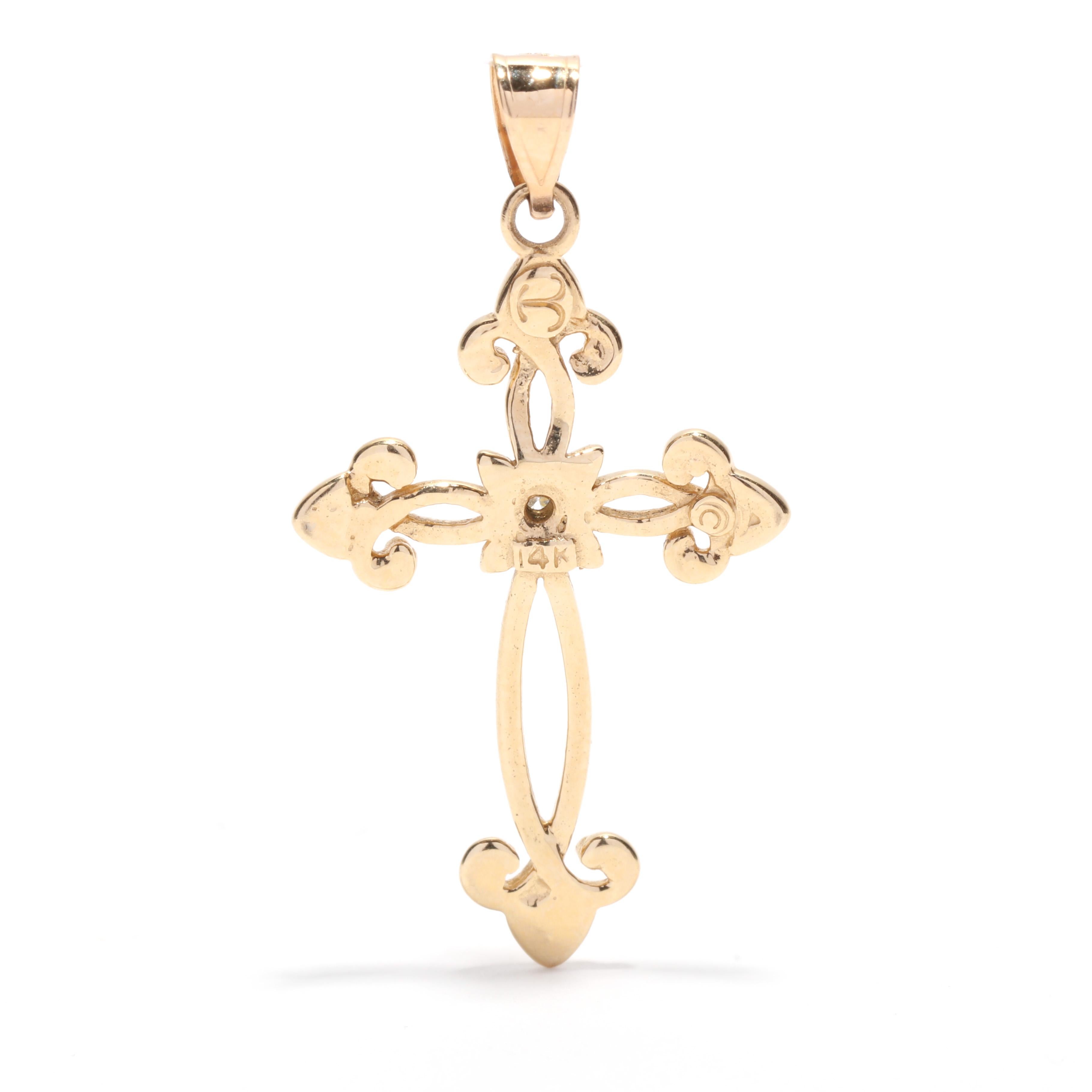 Ein Vintage 14 Karat Gelbgold Diamant filigrane Kreuz Anhänger. Dieser mittelgroße Anhänger zeigt ein Kreuzmotiv mit verschlungenen Details, besetzt mit einem runden Diamanten im Einzelschliff mit einem Gewicht von ca. 0,02 Karat und mit einer sich