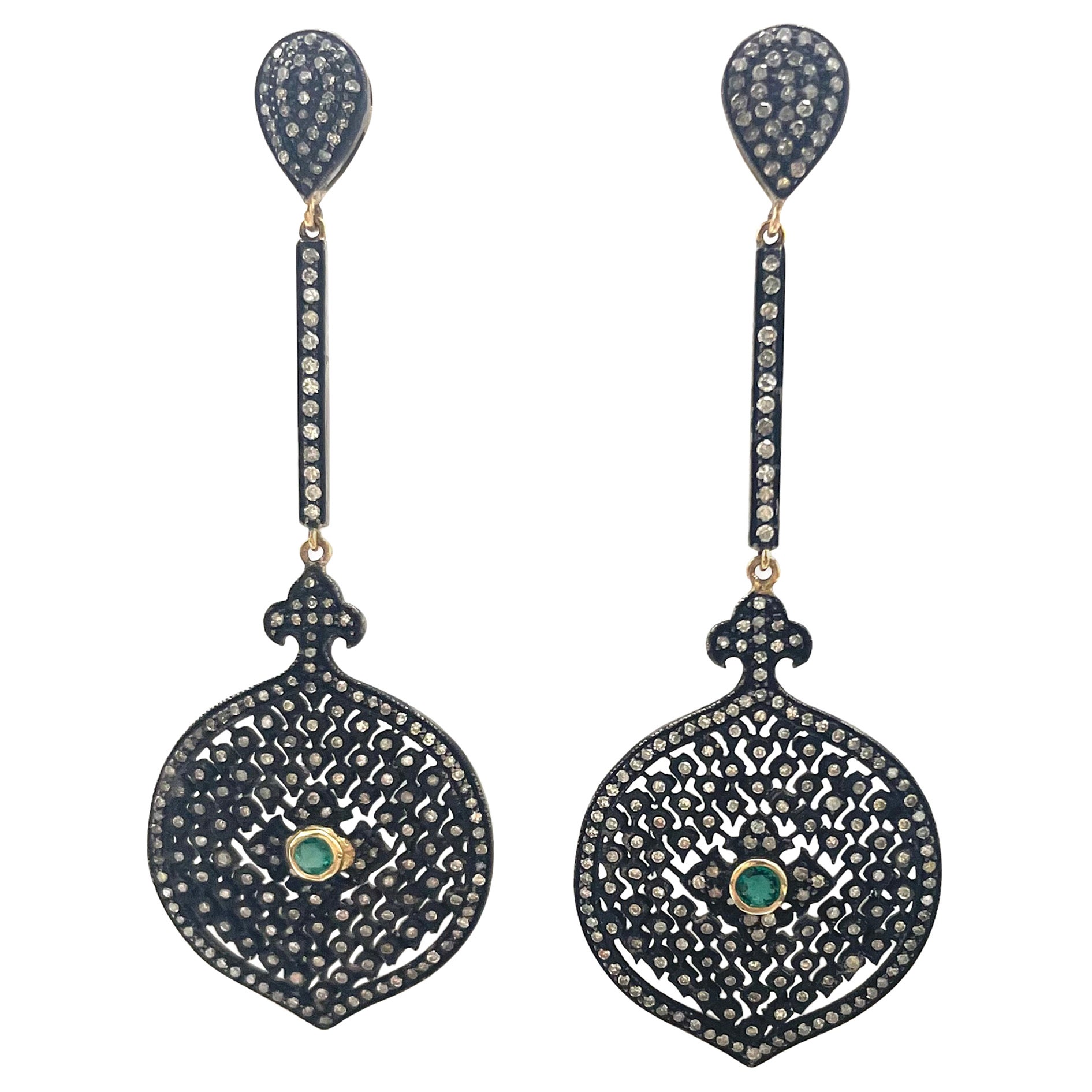 Boucles d'oreilles Paradizia en diamants filigranes et meraudes noires au centre en vente