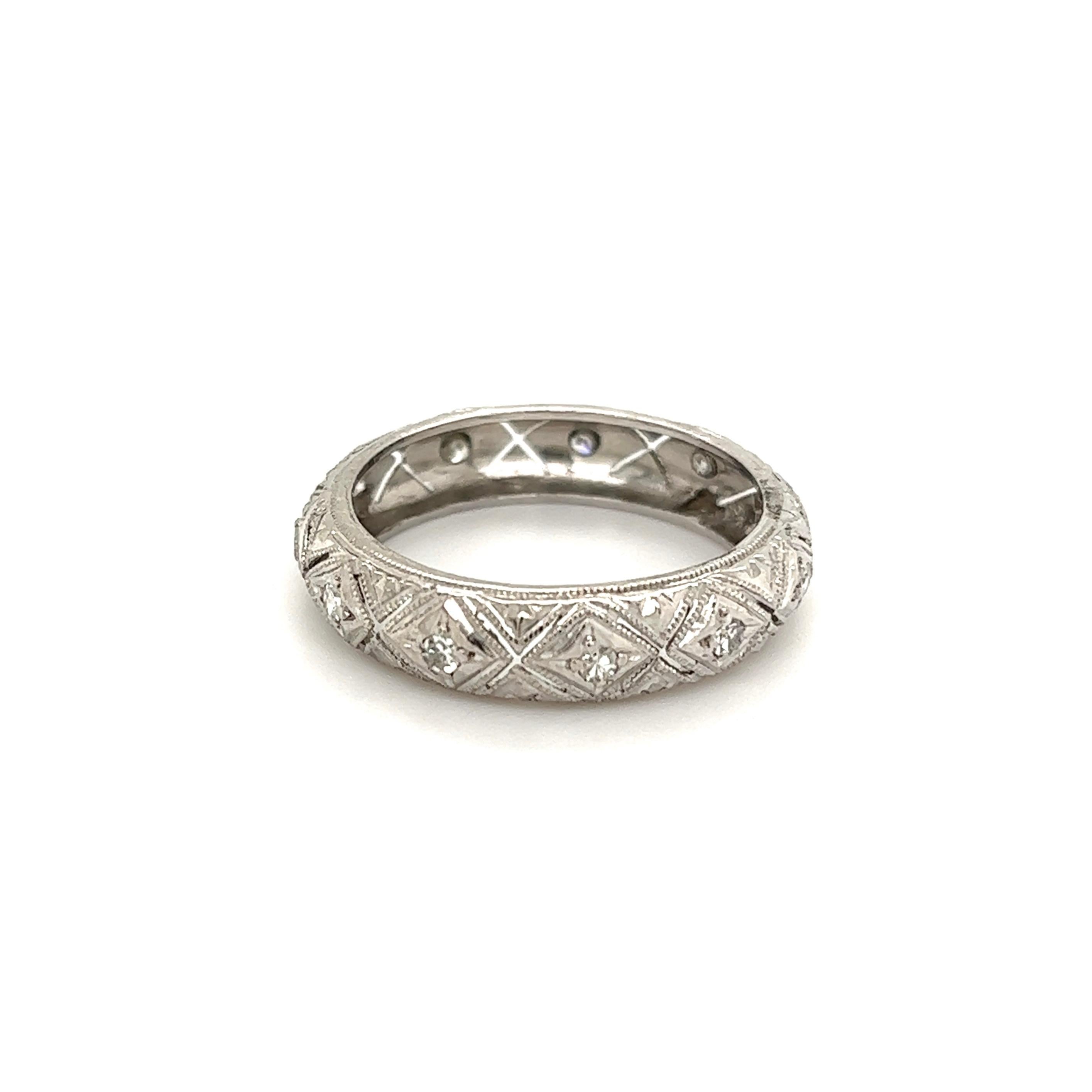 Eternity-Ring aus Platin mit Diamanten und filigraner Gravur (Zeitgenössisch) im Angebot