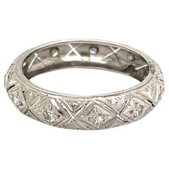 Eternity-Ring aus Platin mit Diamanten und filigraner Gravur