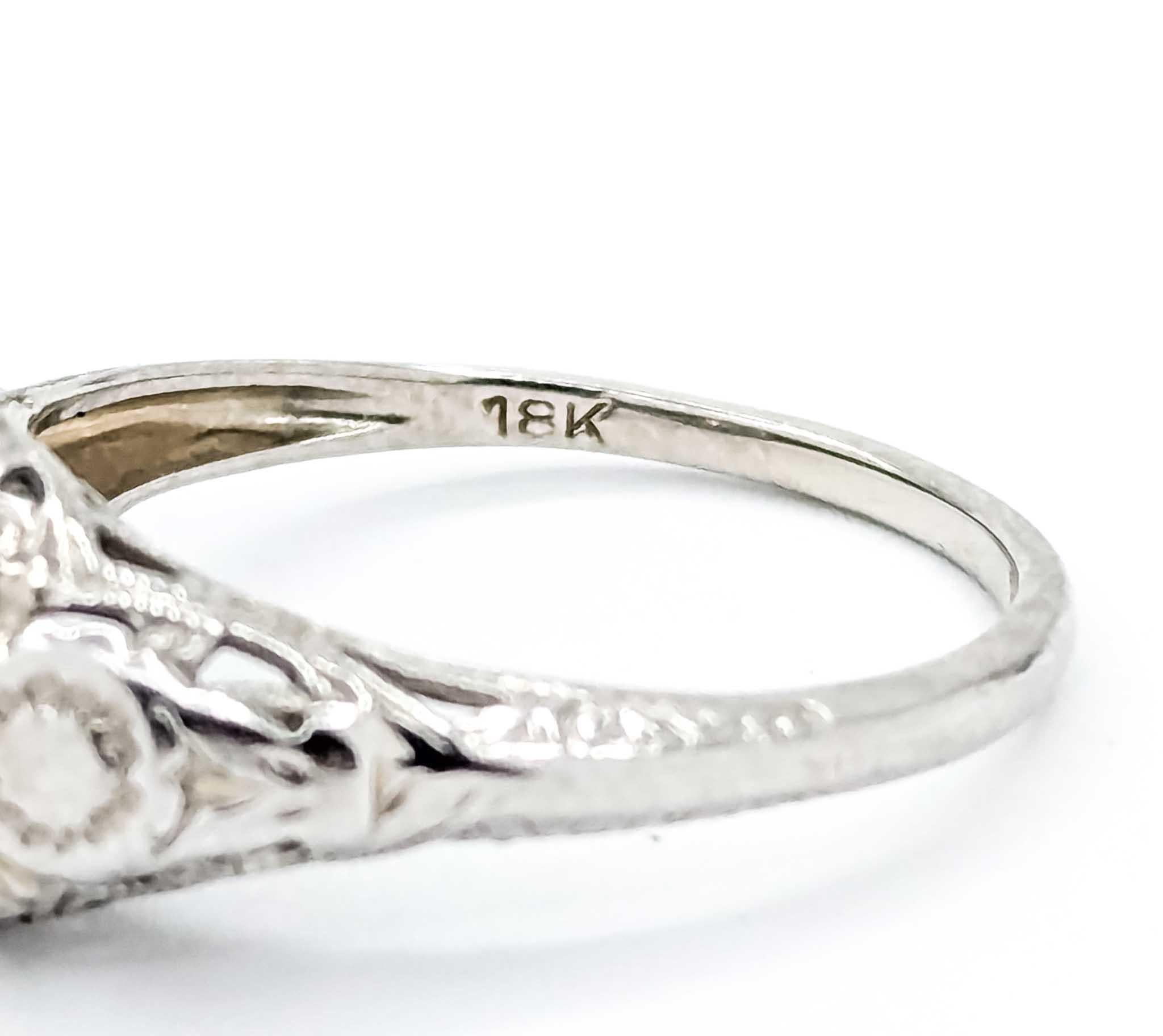 Bague en or blanc 18 carats avec filigrane de diamants en vente 4