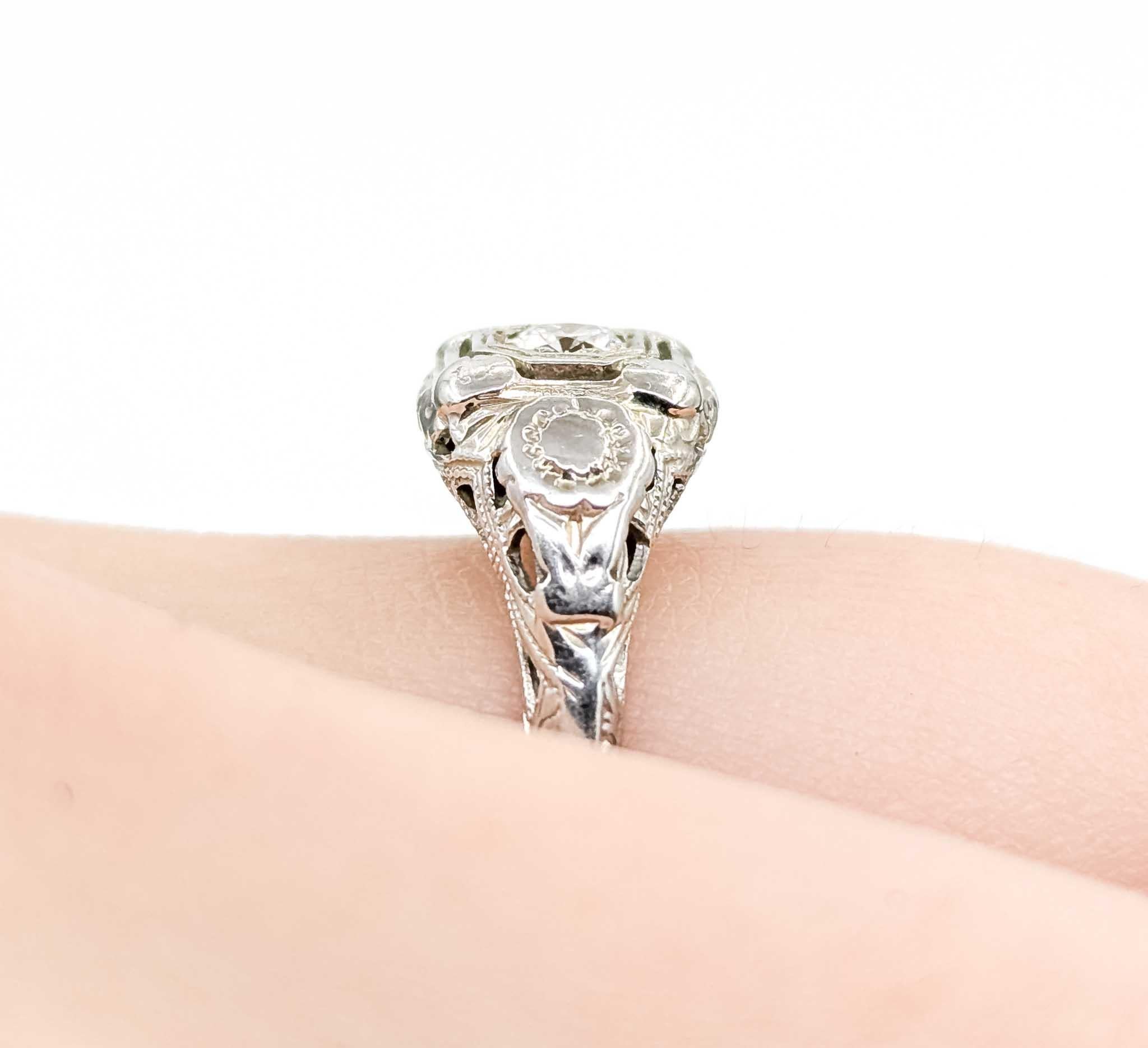 Taille ronde Bague en or blanc 18 carats avec filigrane de diamants en vente