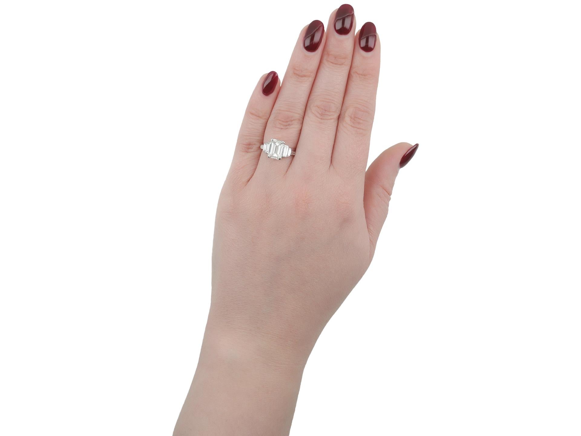 Diamant flankierter Solitärring, englisch, 1976. (Art déco) im Angebot