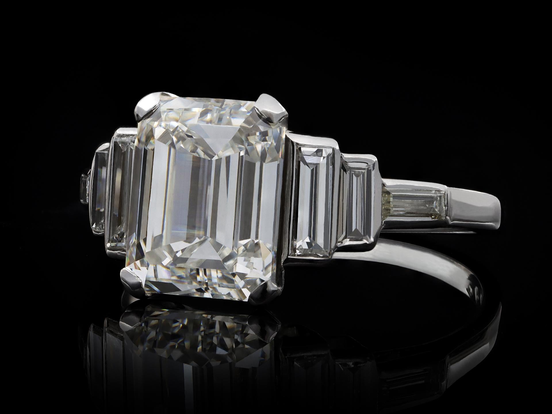 Diamant flankierter Solitärring, englisch, 1976. im Zustand „Gut“ im Angebot in London, GB