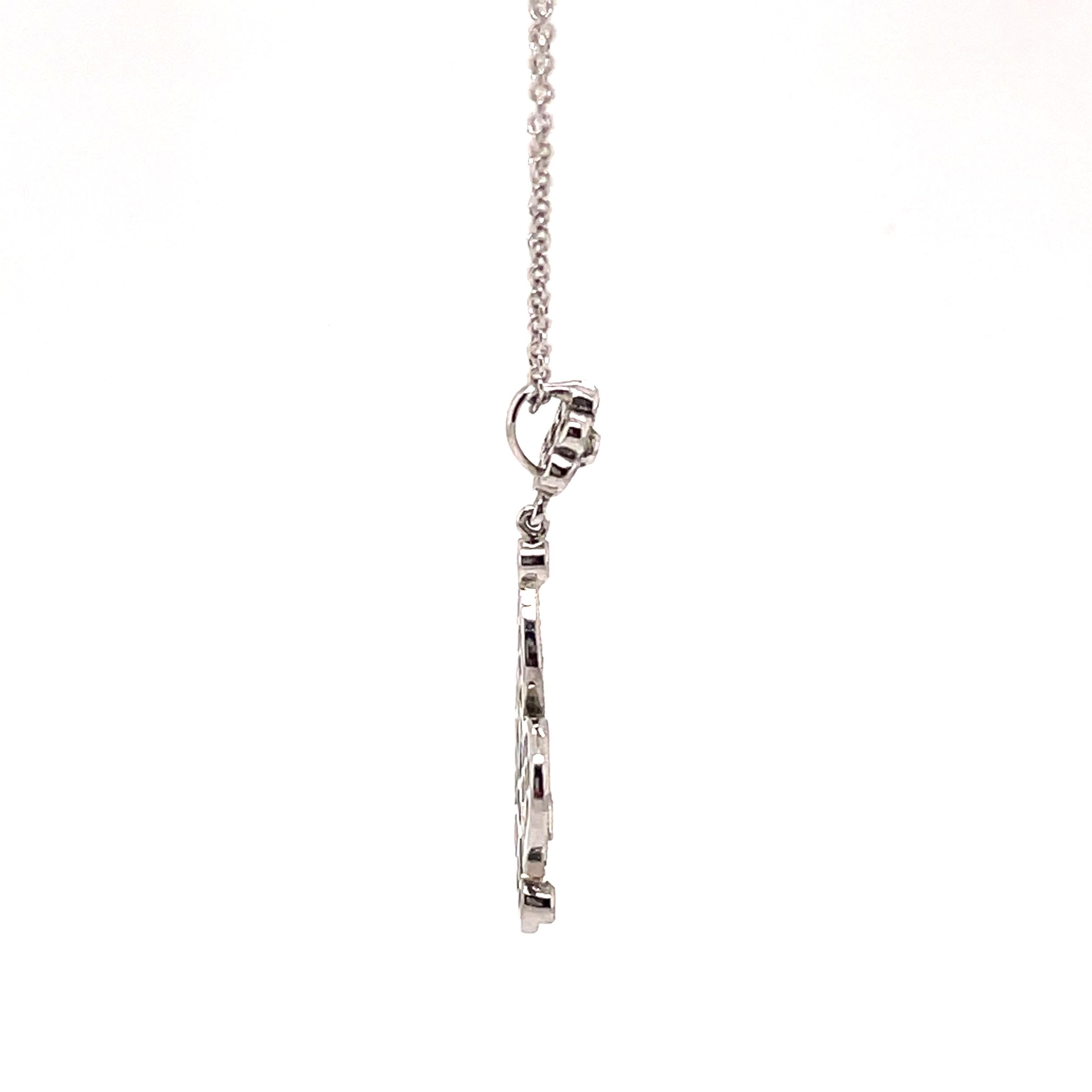 Taglio rotondo Collana con ciondolo di diamanti con design Fleur De Lis in oro bianco 18 carati in vendita