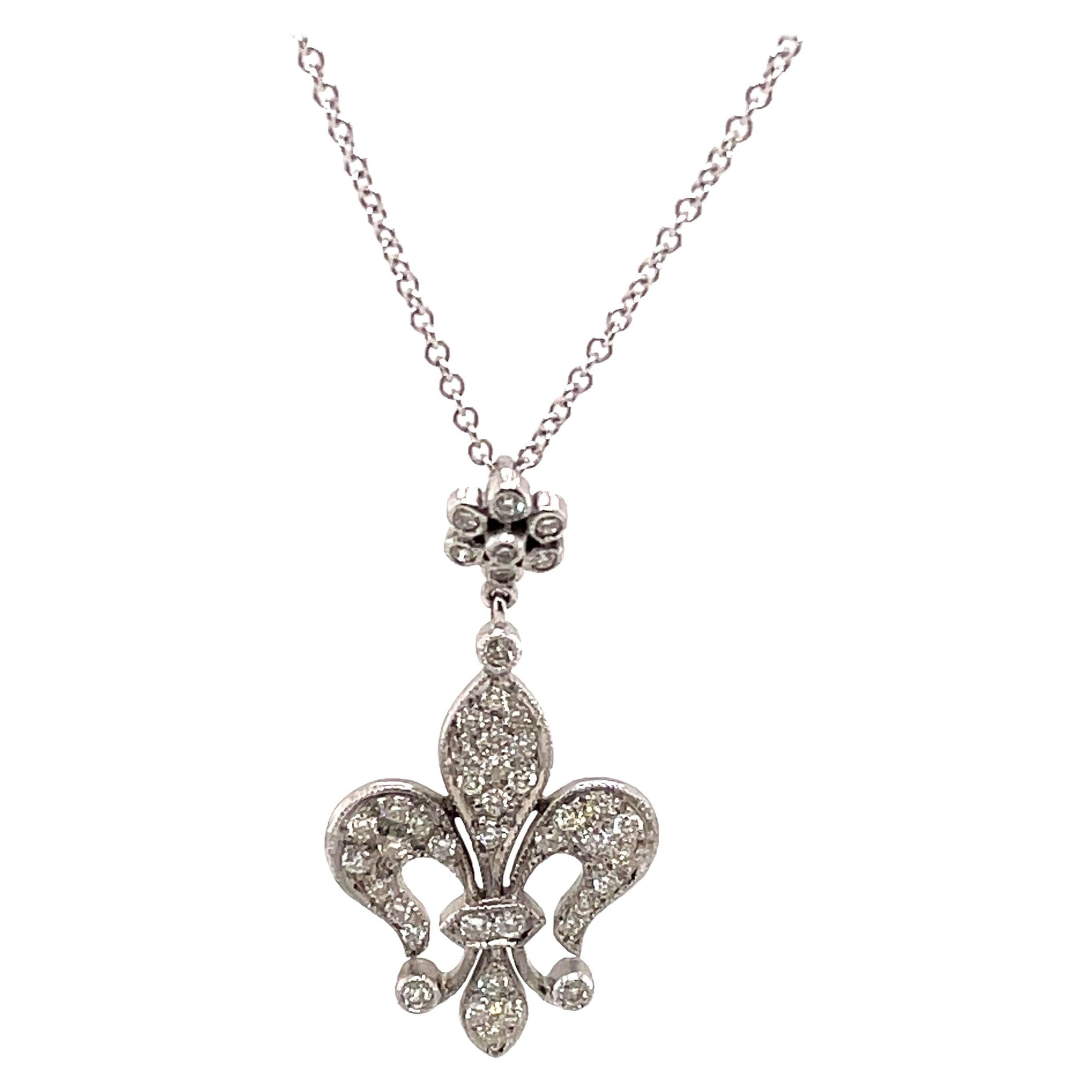 Collana con ciondolo di diamanti con design Fleur De Lis in oro bianco 18 carati