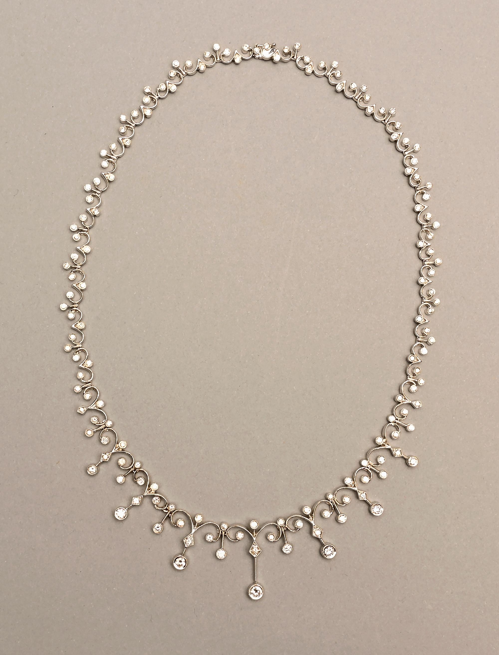 Diamant Fleur De Lis Halskette (Brillantschliff) im Angebot