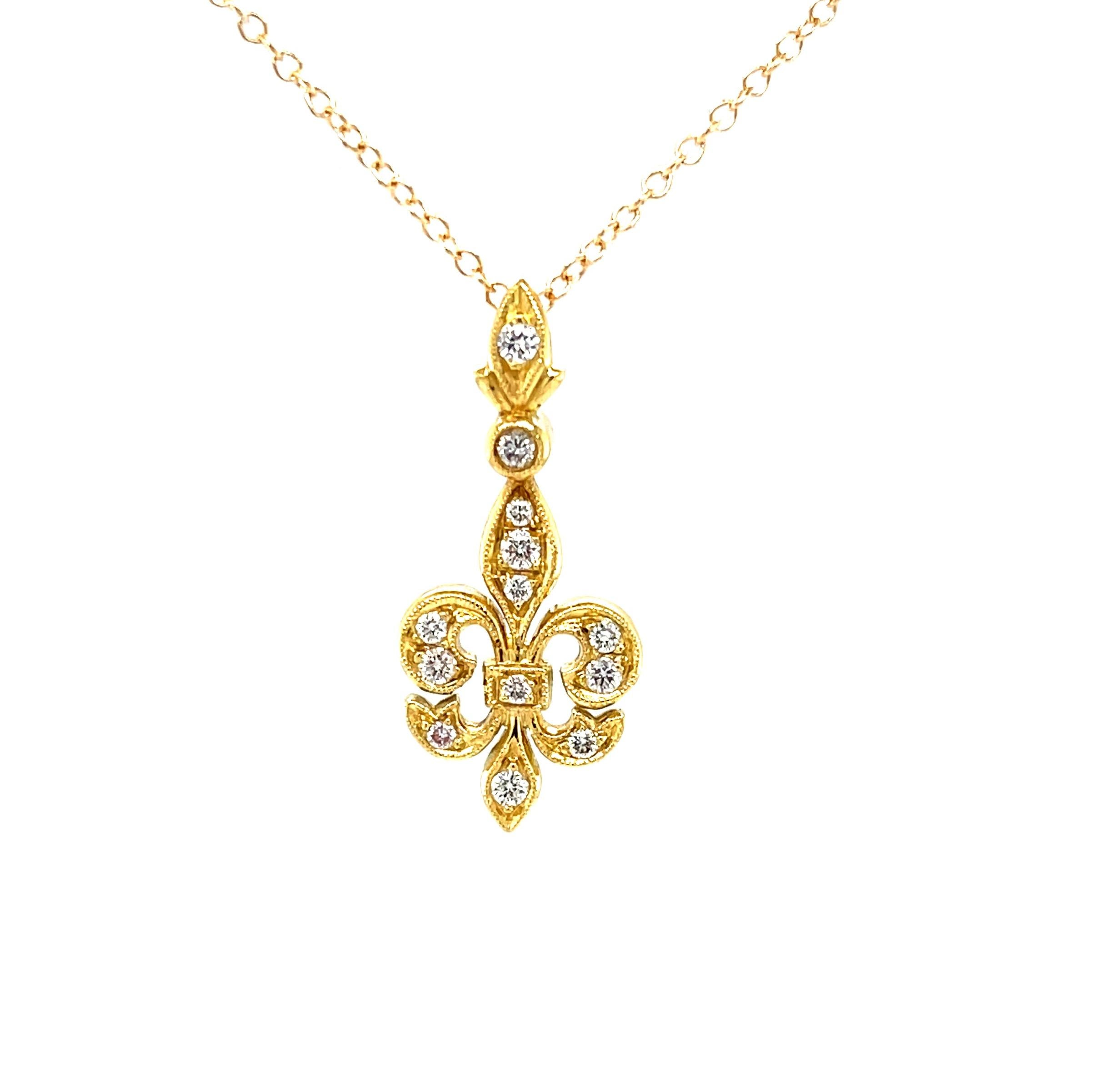 Ce charmant pendentif est orné de diamants étincelants sertis dans une élégante fleur de lys en or jaune 18 carats. L'emblème floral intemporel et royal est fini avec un milgraining détaillé, et fera un accessoire magnifique pour tout le monde, quel