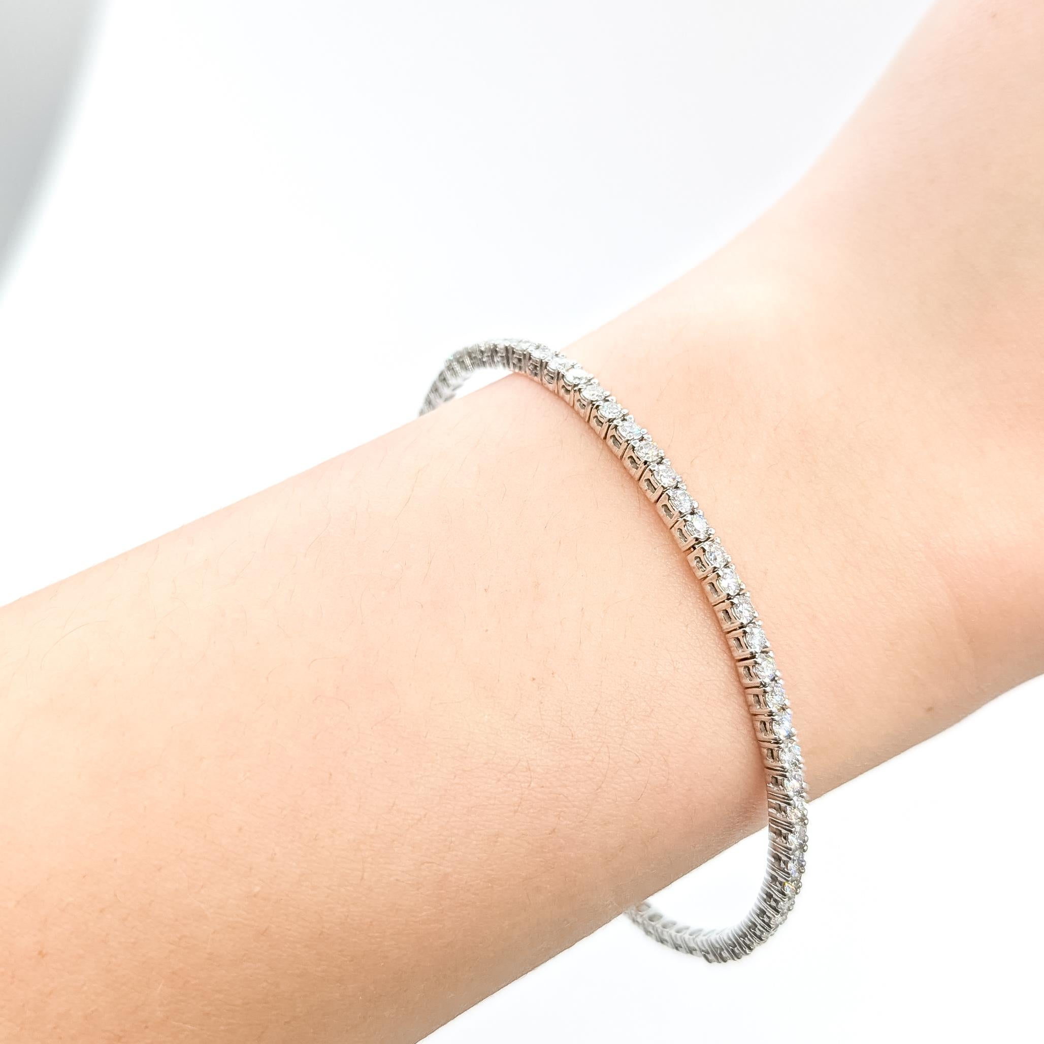 Bracciale Flex con diamanti in oro bianco 18k

Questo bracciale è realizzato in oro bianco 18 carati e presenta circa 1,75 carati di diamanti rotondi incastonati. Progettato come un braccialetto flessibile, offre l'aspetto di un classico