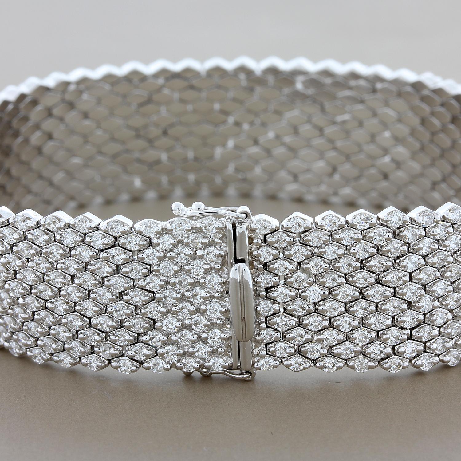 Pulsera flexible de oro con diamantes en Nuevo estado para la venta en Beverly Hills, CA
