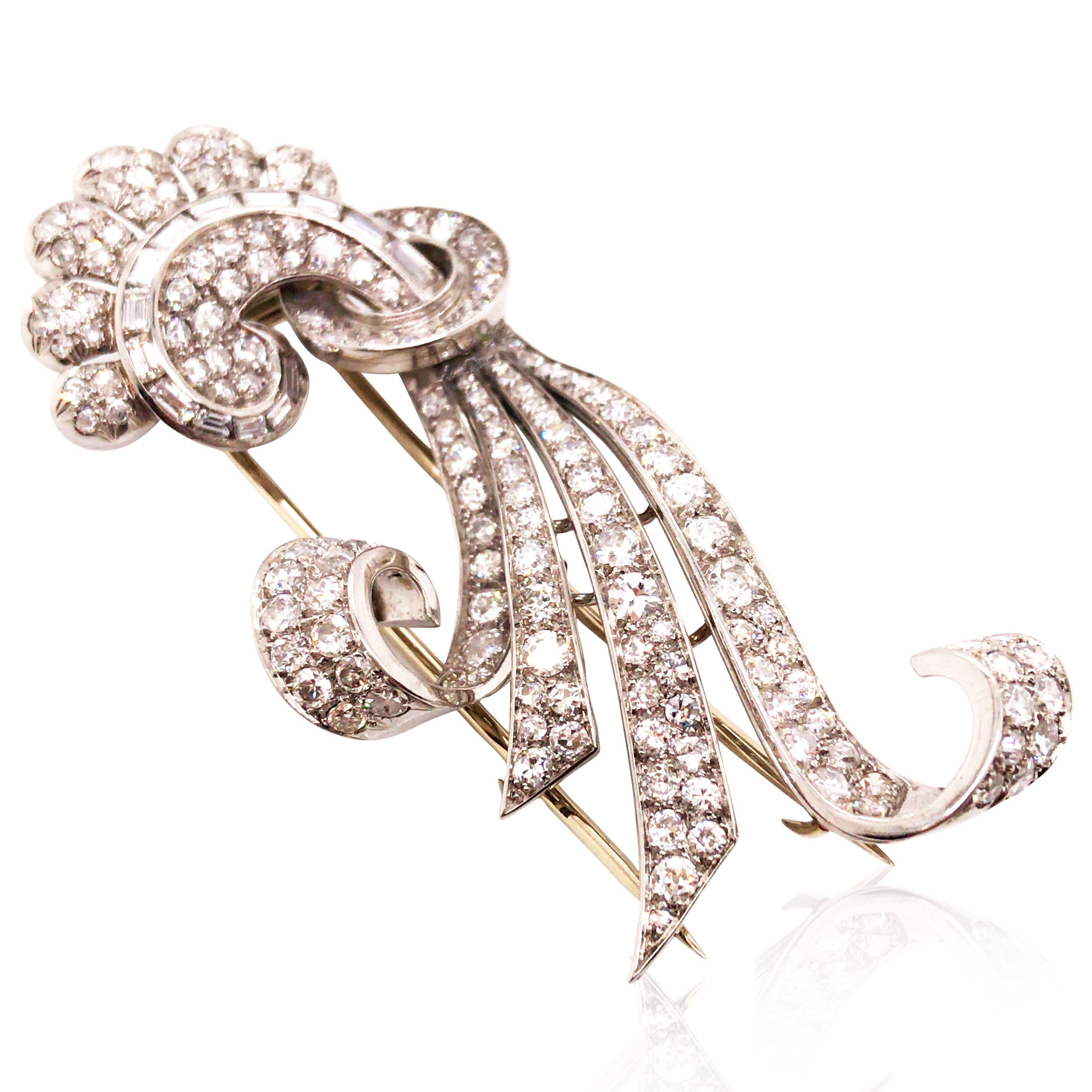 Taglio rotondo Spilla floreale con diamante in vendita