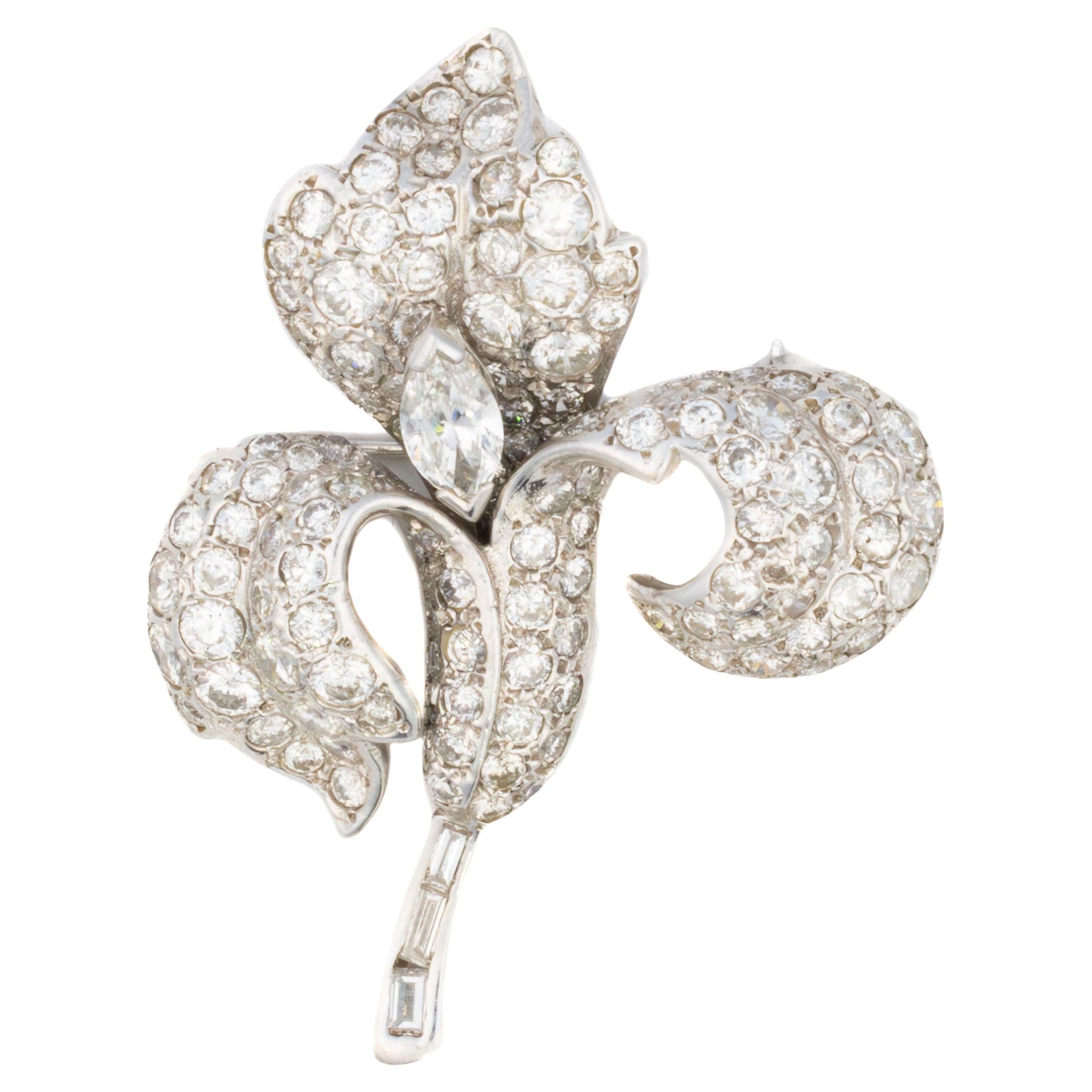Broche Floral de Diamantes en Platino
