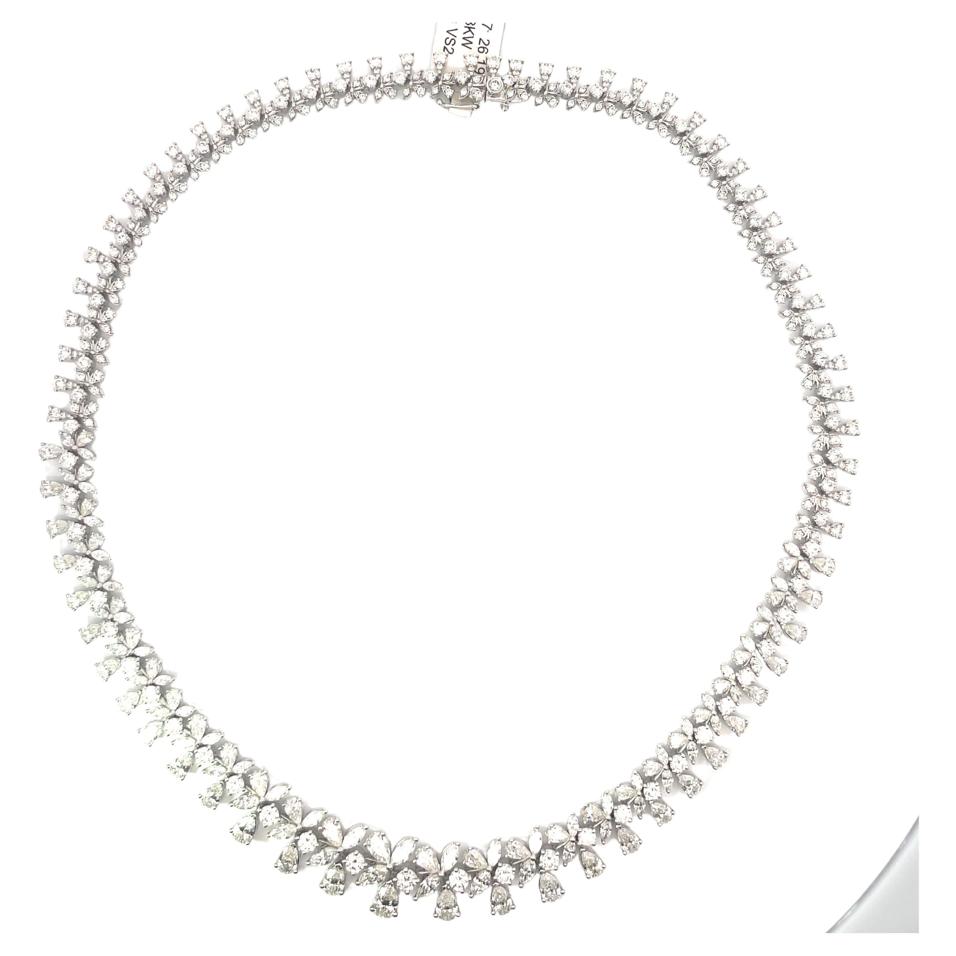 Collana a goccia in oro bianco 18 carati con un gruppo floreale di diamanti Pear, Marquise e Round Brilliant per un totale di 26,19 carati.
Colore F-G
Chiarezza VS2
Un vero spettacolo!