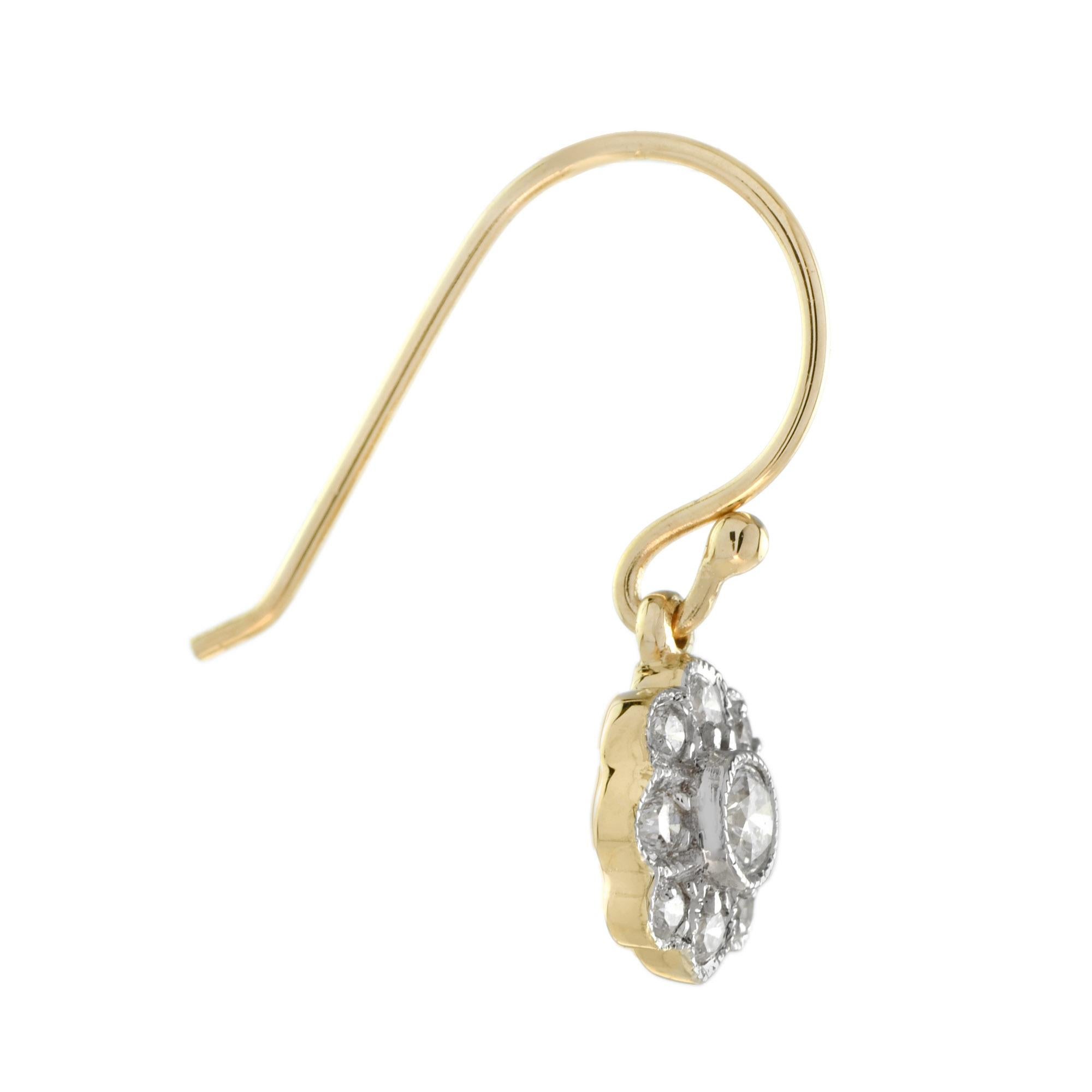 Uno splendido design degli iconici orecchini a goccia a forma di fiore in stile edoardiano, con diamanti di taglio rotondo e di grande effetto splendidamente incastonati nell'oro giallo 14k con placcatura in rodio bianco.  
Informazioni sugli