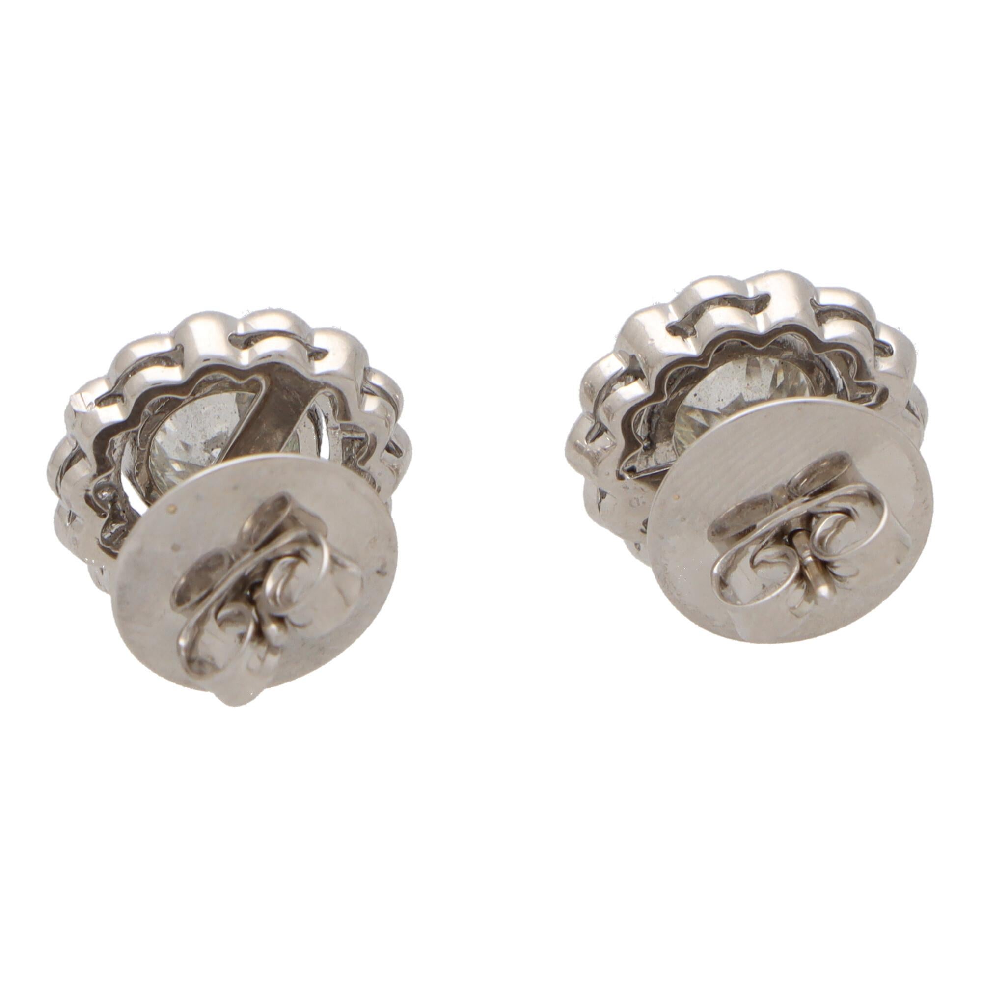 Clous d'oreilles grappe de fleurs en platine serties de diamants Unisexe en vente