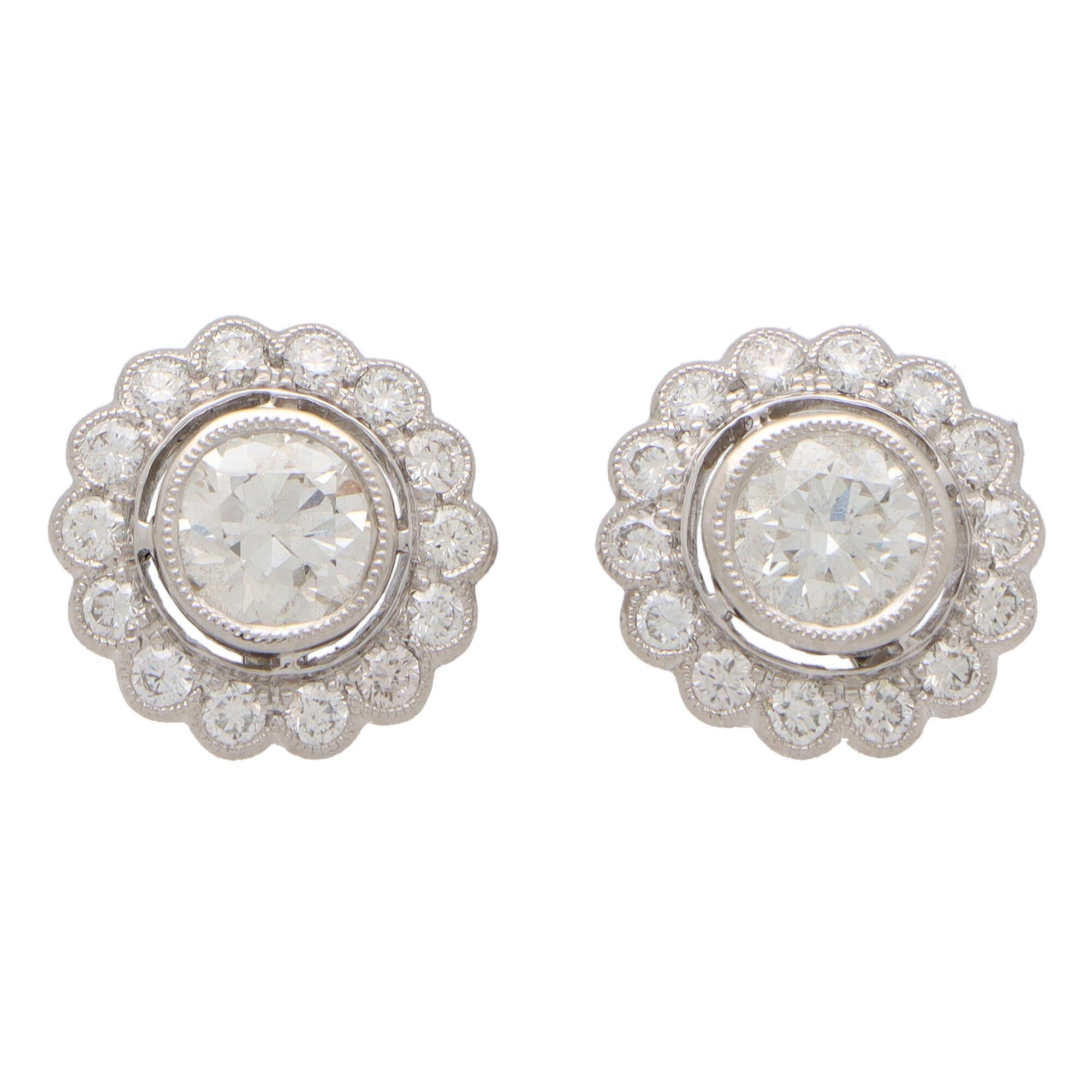 Clous d'oreilles grappe de fleurs en platine serties de diamants en vente 1