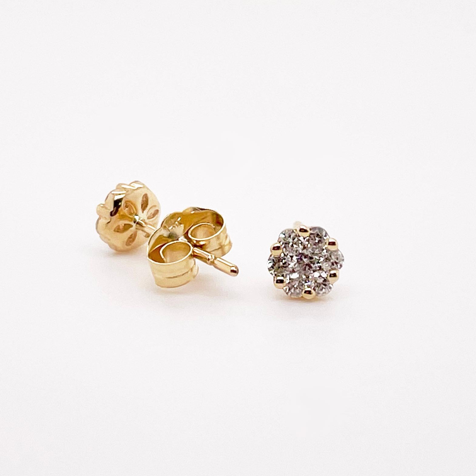 Contemporain Boucles d'oreilles en or jaune 14 carats, 4.5-5mm, diamant en grappe florale 1/4 carat total  en vente