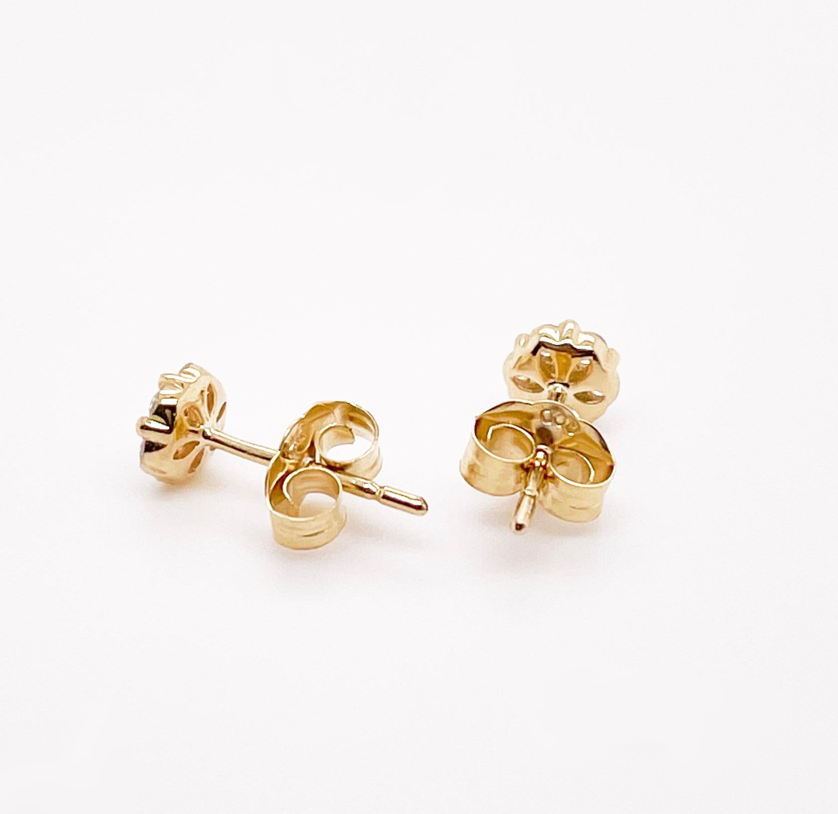 Taille ronde Boucles d'oreilles en or jaune 14 carats, 4.5-5mm, diamant en grappe florale 1/4 carat total  en vente