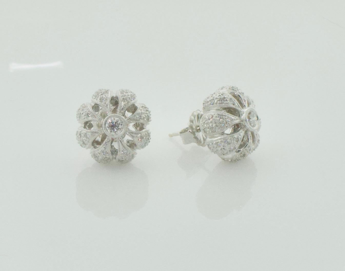 Pendientes Florales de Diamantes en Oro Blanco de 18k 1,25 Quilates Total en Excelente estado para la venta en Wailea, HI