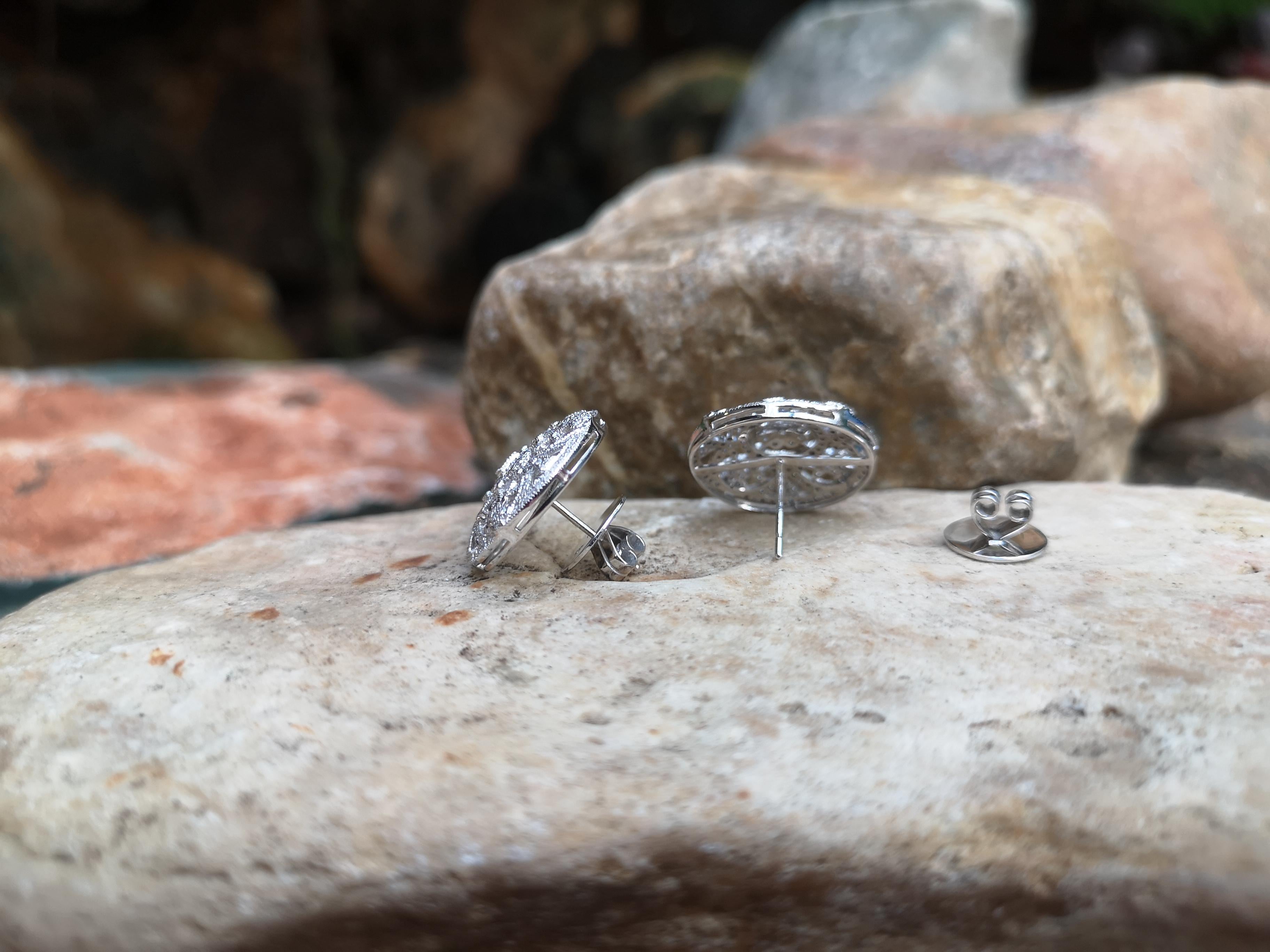 Diamond Floral Earrings Set in 18 Karat White Gold Settings In New Condition For Sale In Bangkok, TH