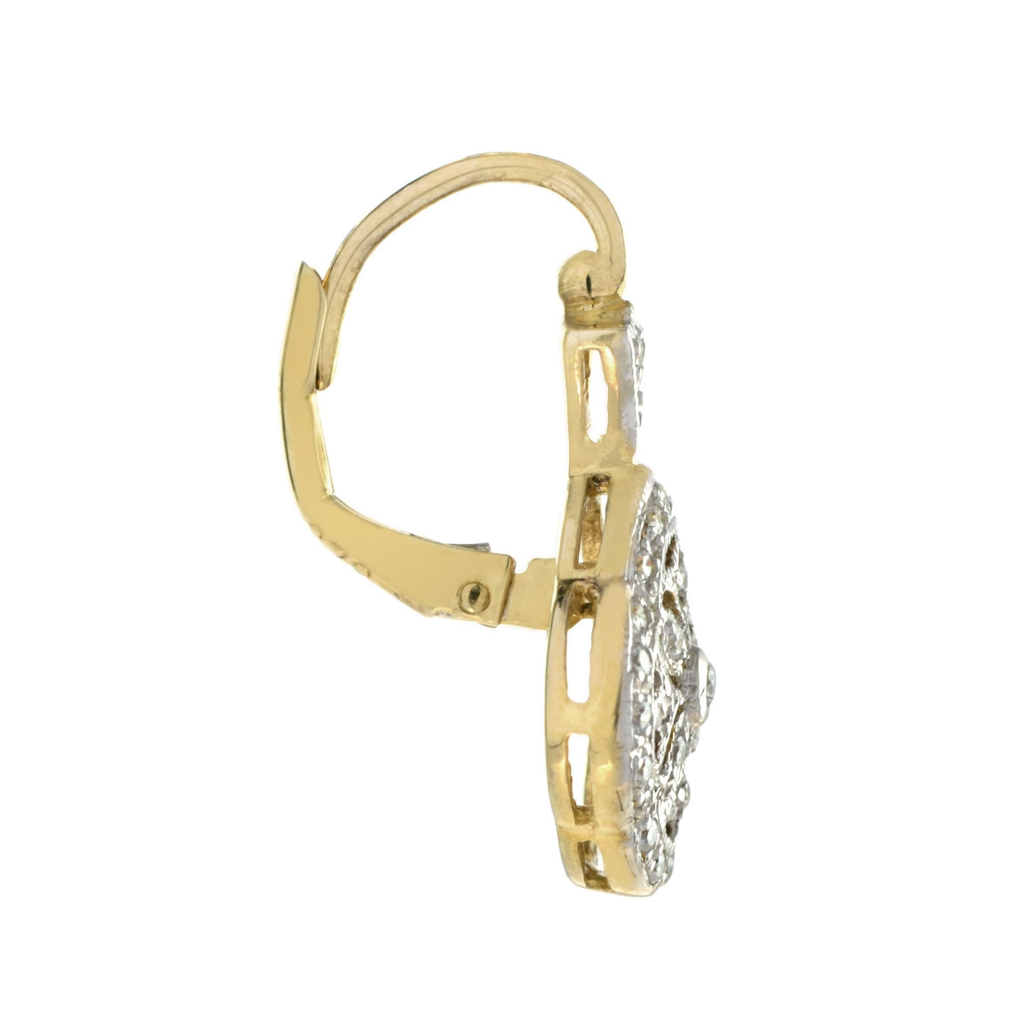 Inspirées par l'élégance de l'époque édouardienne, ces boucles d'oreilles florales brillent de diamants brillants soigneusement sertis. Le motif floral complexe mêle lignes géométriques et courbes douces pour un charme intemporel. Fabriqué avec