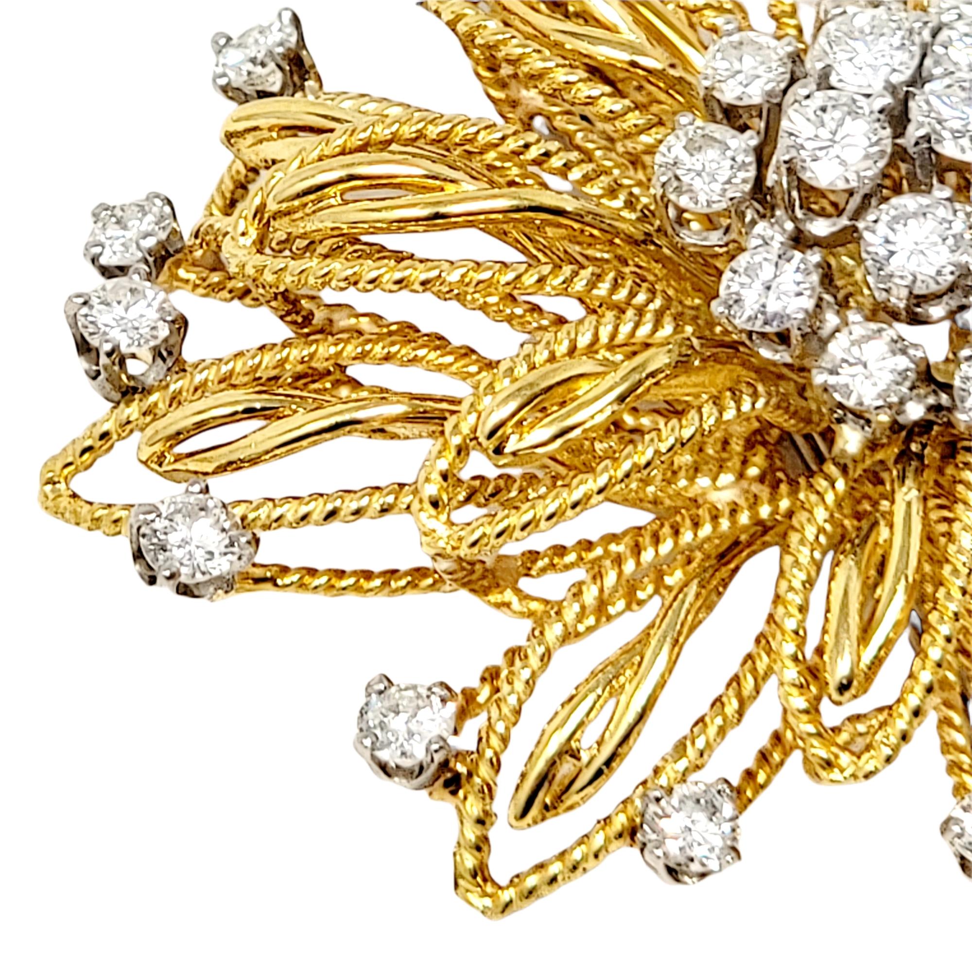 Taille ronde Broche à motif floral en or jaune 18 carats et platine avec diamants de 3,02 carats au total en vente