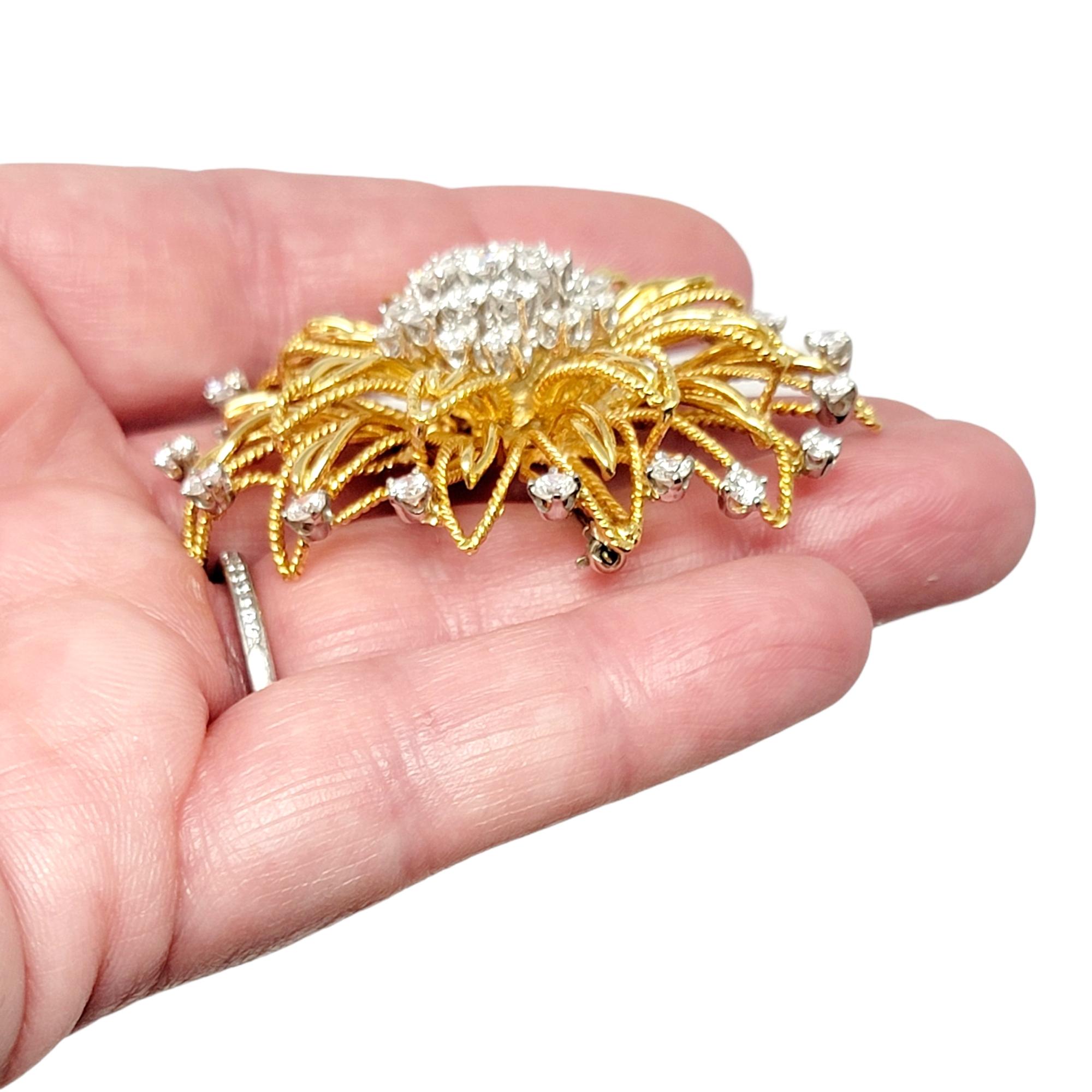 Broche à motif floral en or jaune 18 carats et platine avec diamants de 3,02 carats au total en vente 3