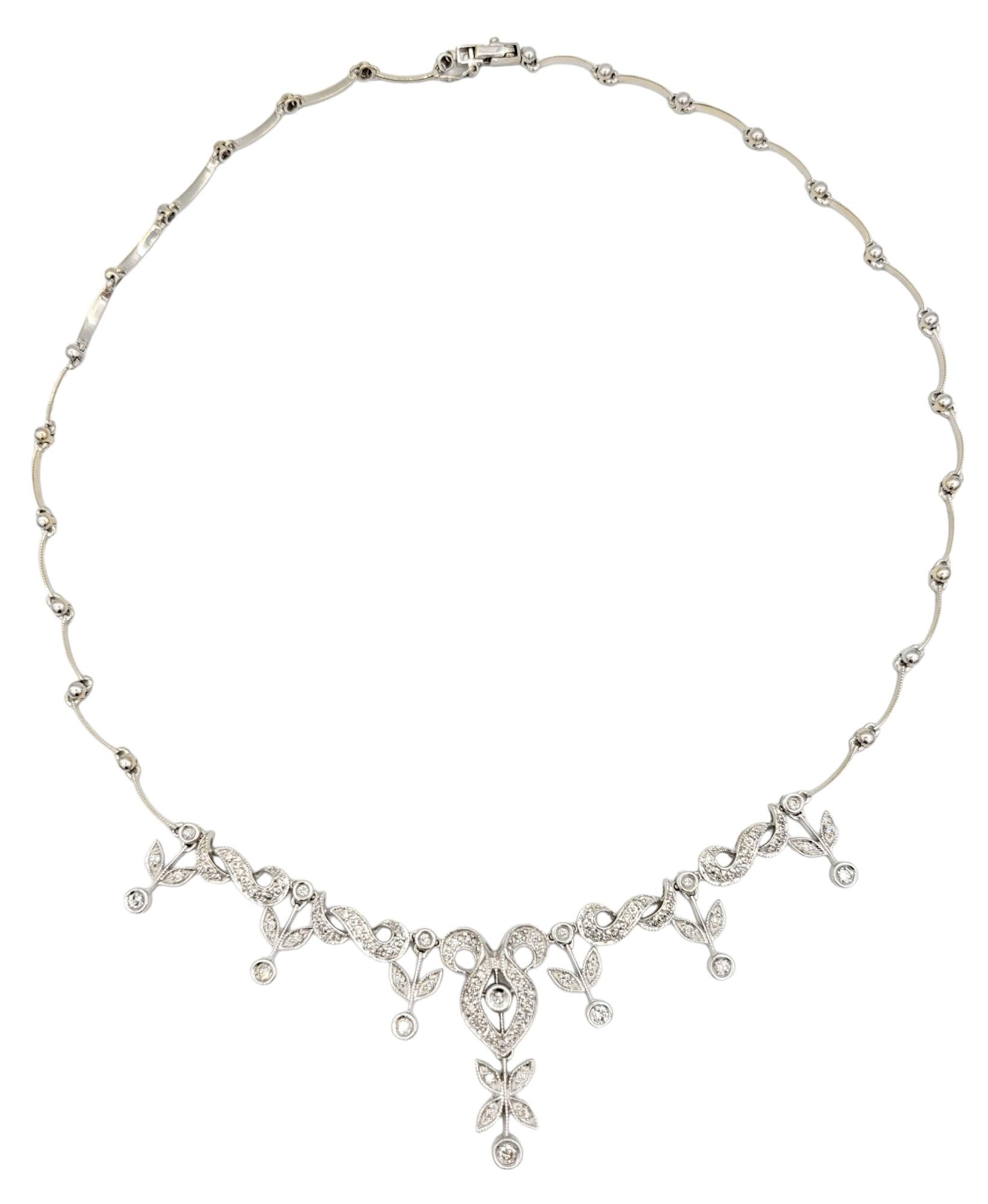 Notre collier pendentif scintillant, serti dans un luxueux or blanc 18 carats, est un bijou captivant et complexe. La caractéristique principale du collier est un magnifique design floral orné de diamants, ajoutant une touche de brillance et