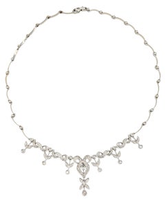 Diamant-Halskette mit Blumenmotiv-Anhänger und Milgrain aus 18 Karat Weißgold