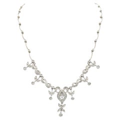 Collier pendentif à motif floral en or blanc 18 carats serti de diamants