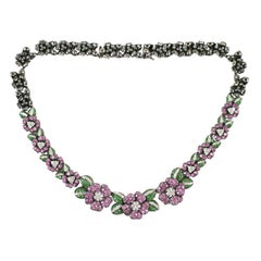 Collier floral en or noir serti de diamants