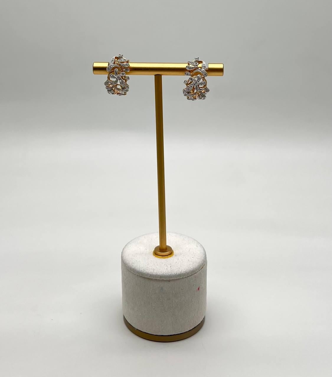 Ces boucles d'oreilles exquises présentent des motifs complexes avec des diamants étincelants sertis dans un motif délicat. Fabriqués avec précision, ils affichent une élégance raffinée. Les boucles d'oreilles sont en excellent état et offrent une