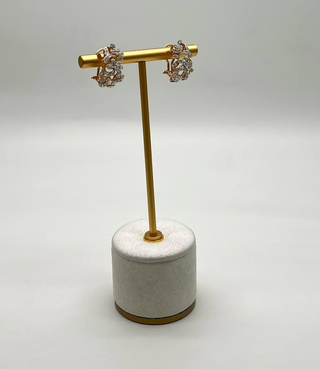 Taille mixte Motifs de volutes florales en forme de diamant  Boucles d'oreilles à charnière Huggie en or jaune 14K en vente