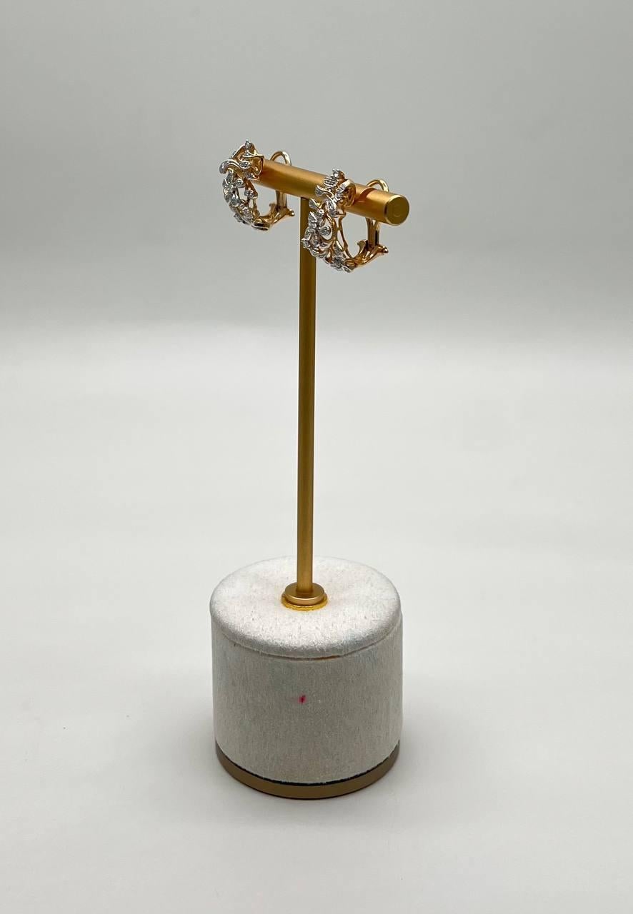 Motifs de volutes florales en forme de diamant  Boucles d'oreilles à charnière Huggie en or jaune 14K Neuf - En vente à Oakton, VA