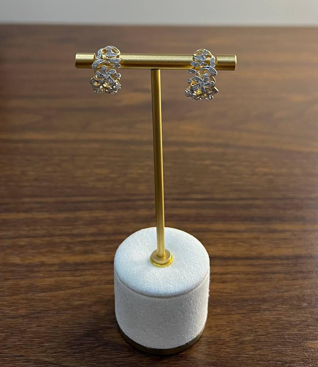 Motifs de volutes florales en forme de diamant  Boucles d'oreilles à charnière Huggie en or jaune 14K en vente 1