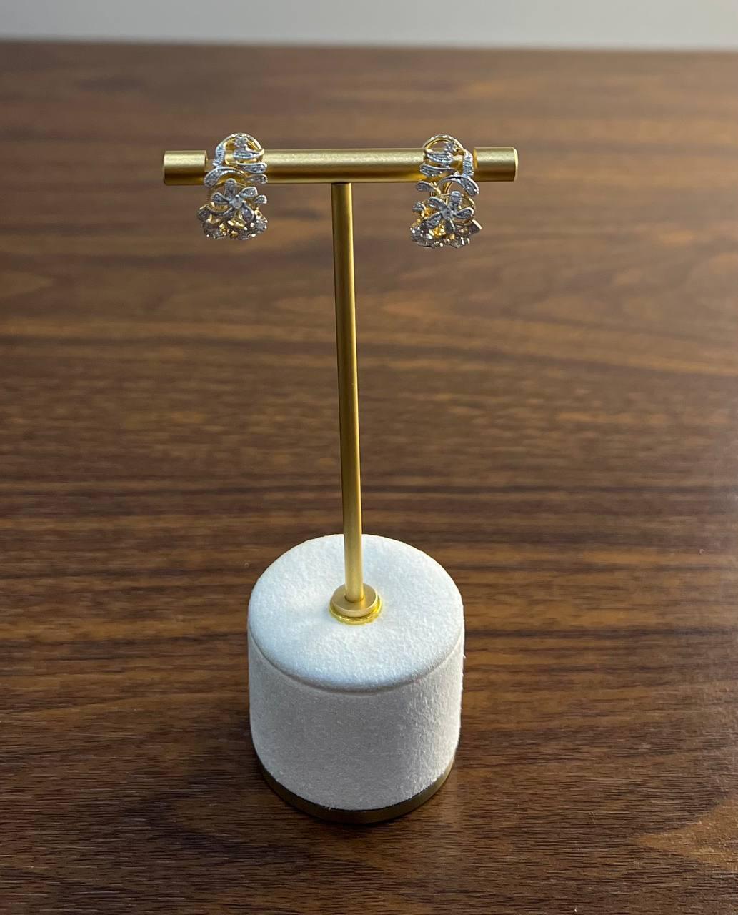Motifs de volutes florales en forme de diamant  Boucles d'oreilles à charnière Huggie en or jaune 14K en vente 2