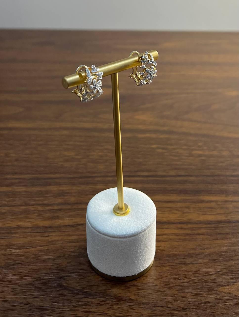 Motifs de volutes florales en forme de diamant  Boucles d'oreilles à charnière Huggie en or jaune 14K en vente 3