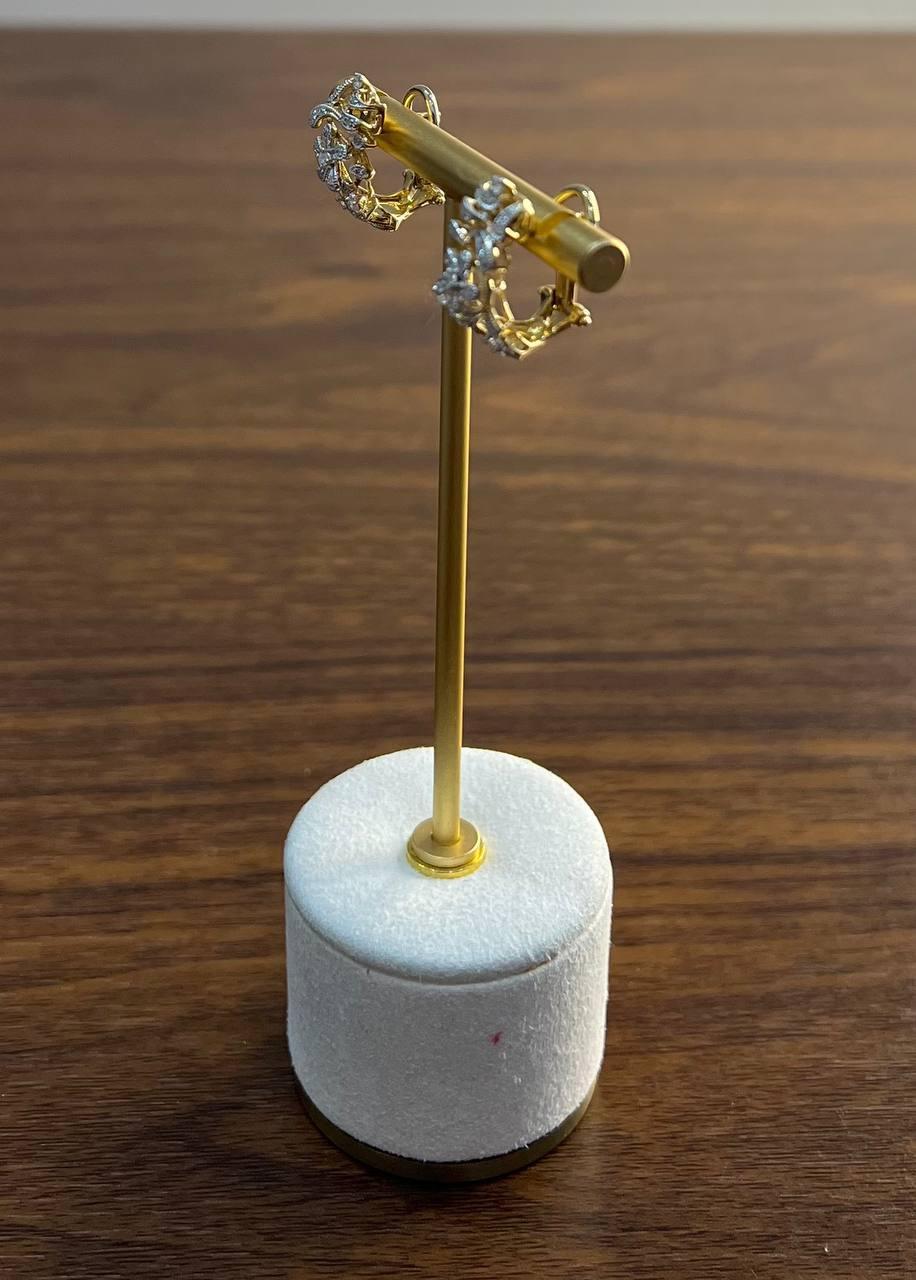 Motifs de volutes florales en forme de diamant  Boucles d'oreilles à charnière Huggie en or jaune 14K en vente 4