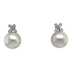 Boucles d'oreilles en or blanc 18 carats avec diamants et perles des mers du Sud à fleurs 0,19 carat