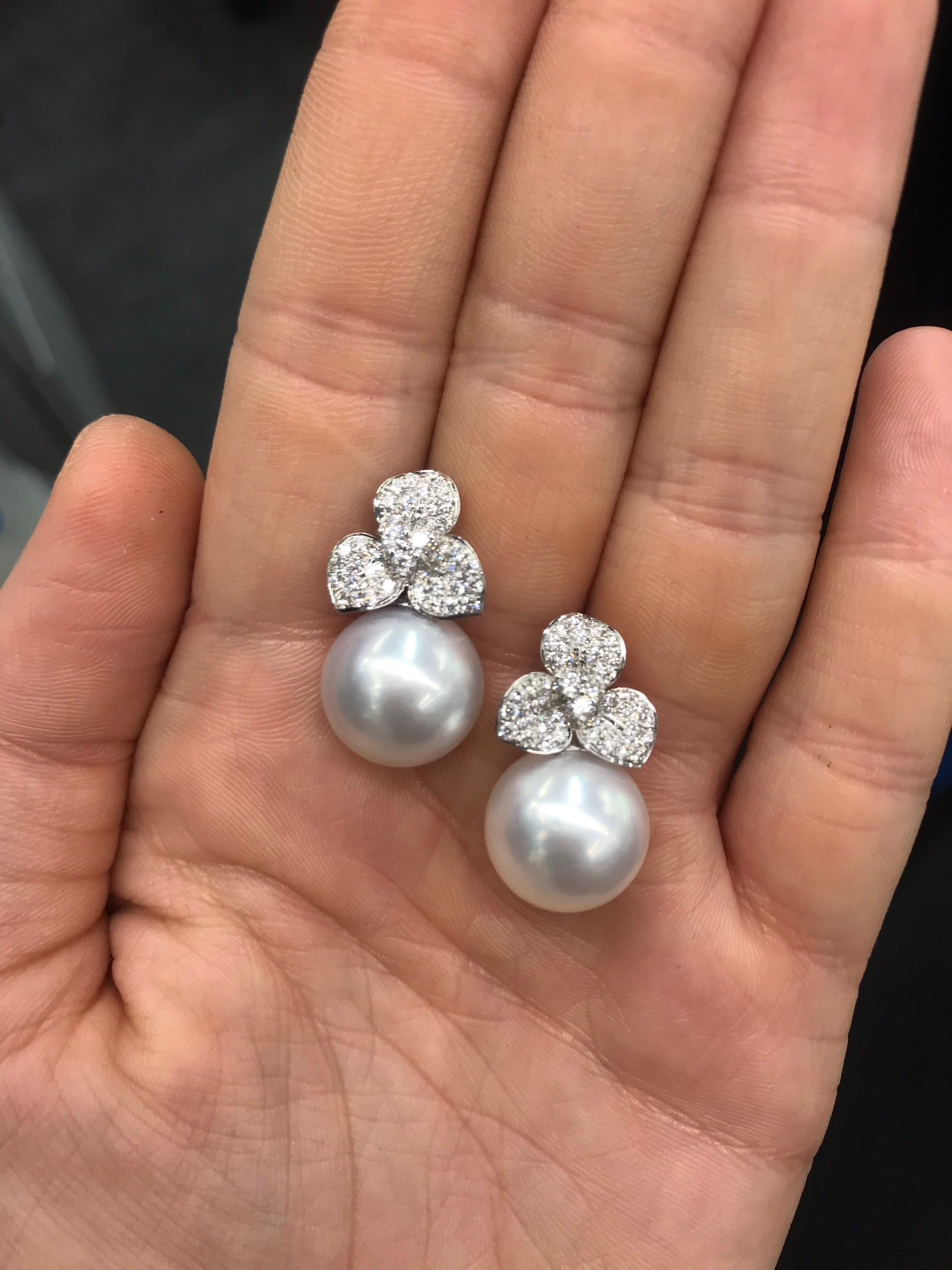 18K White gold diamond earrings featuring two South Sea Pearls measuring 13-14 mm and a diamond top floral design weighing 0.88 carats.
Color G-H
Clarity SI