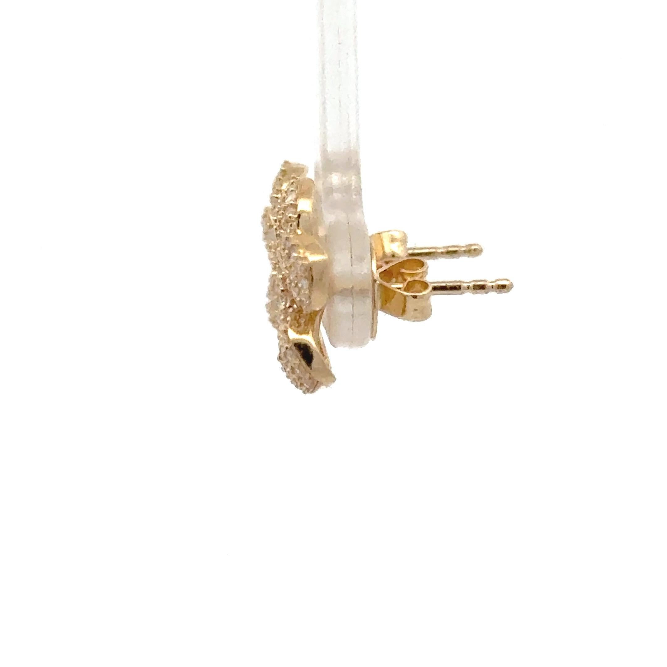 Délicatement réalisées en or 14 carats, ces élégantes boucles d'oreilles en forme de fleur sont ornées de 224 diamants ronds de taille brillant totalisant environ 0,70 carat. Les diamants, de couleur G-H et de pureté SI1, sont sertis sur cinq