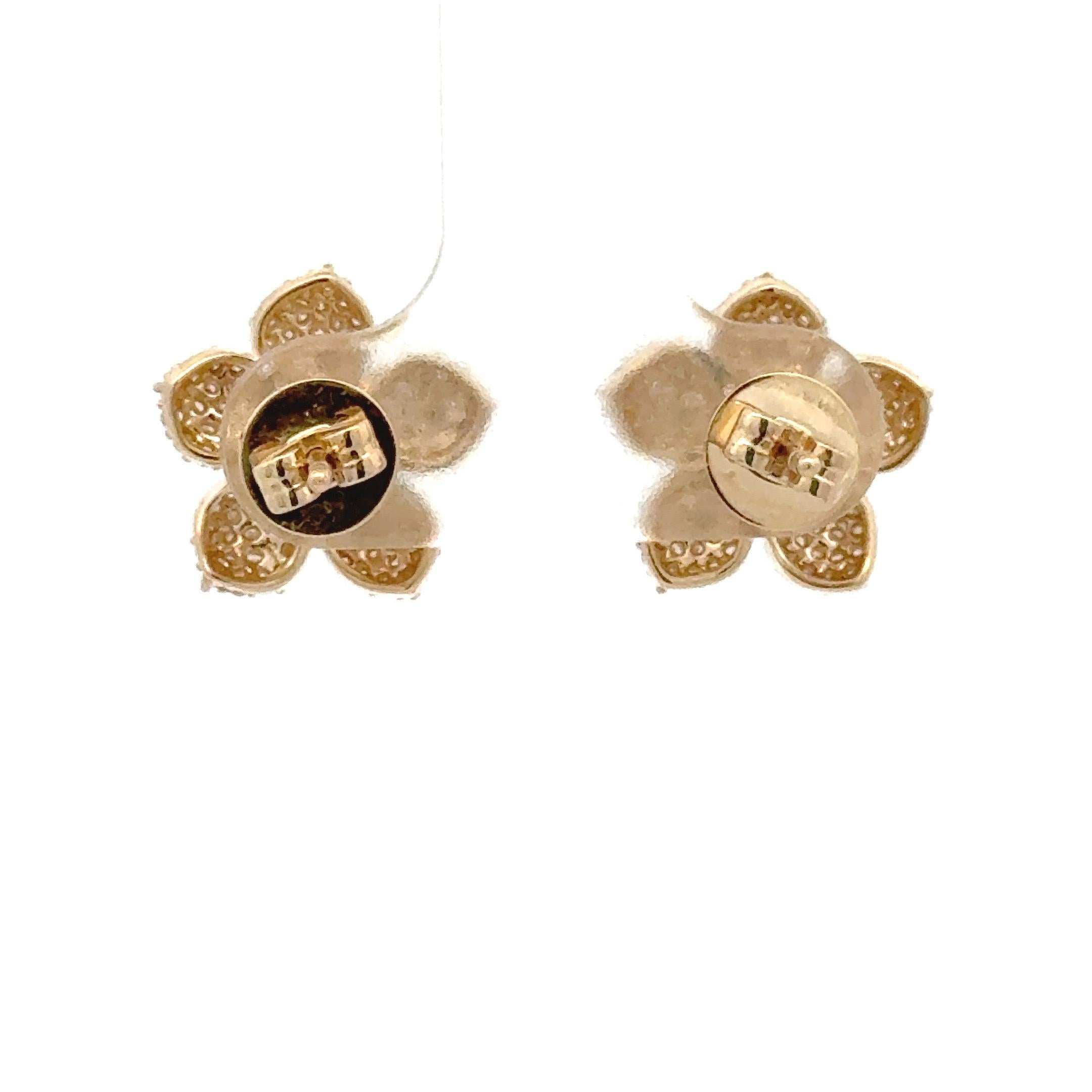 Contemporain Boucles d'oreilles fleur de diamant 0.70 Carats 14 Karat Yellow Gold G-H SI1 3 Grammes en vente