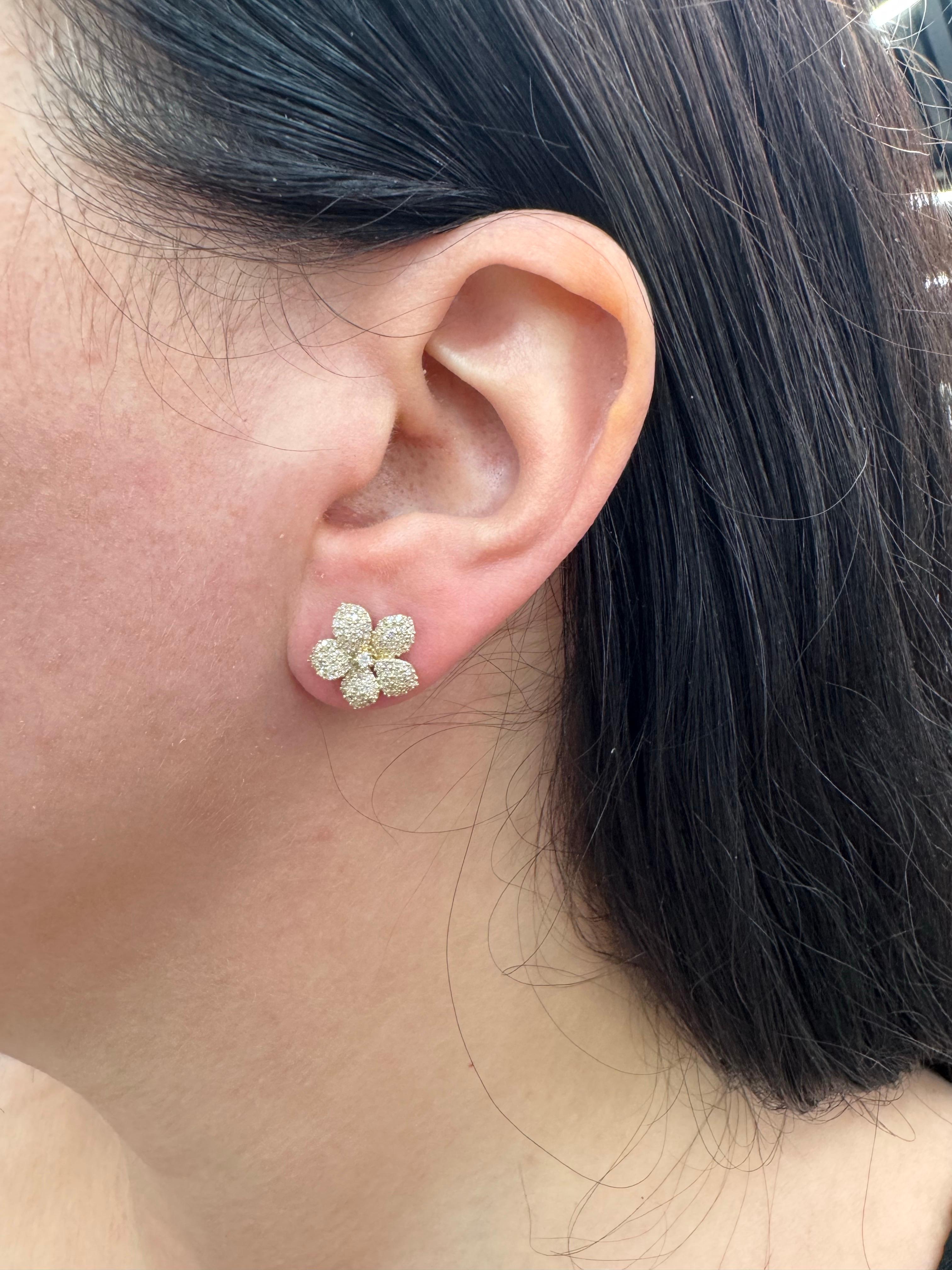Boucles d'oreilles fleur de diamant 0.70 Carats 14 Karat Yellow Gold G-H SI1 3 Grammes Neuf - En vente à New York, NY