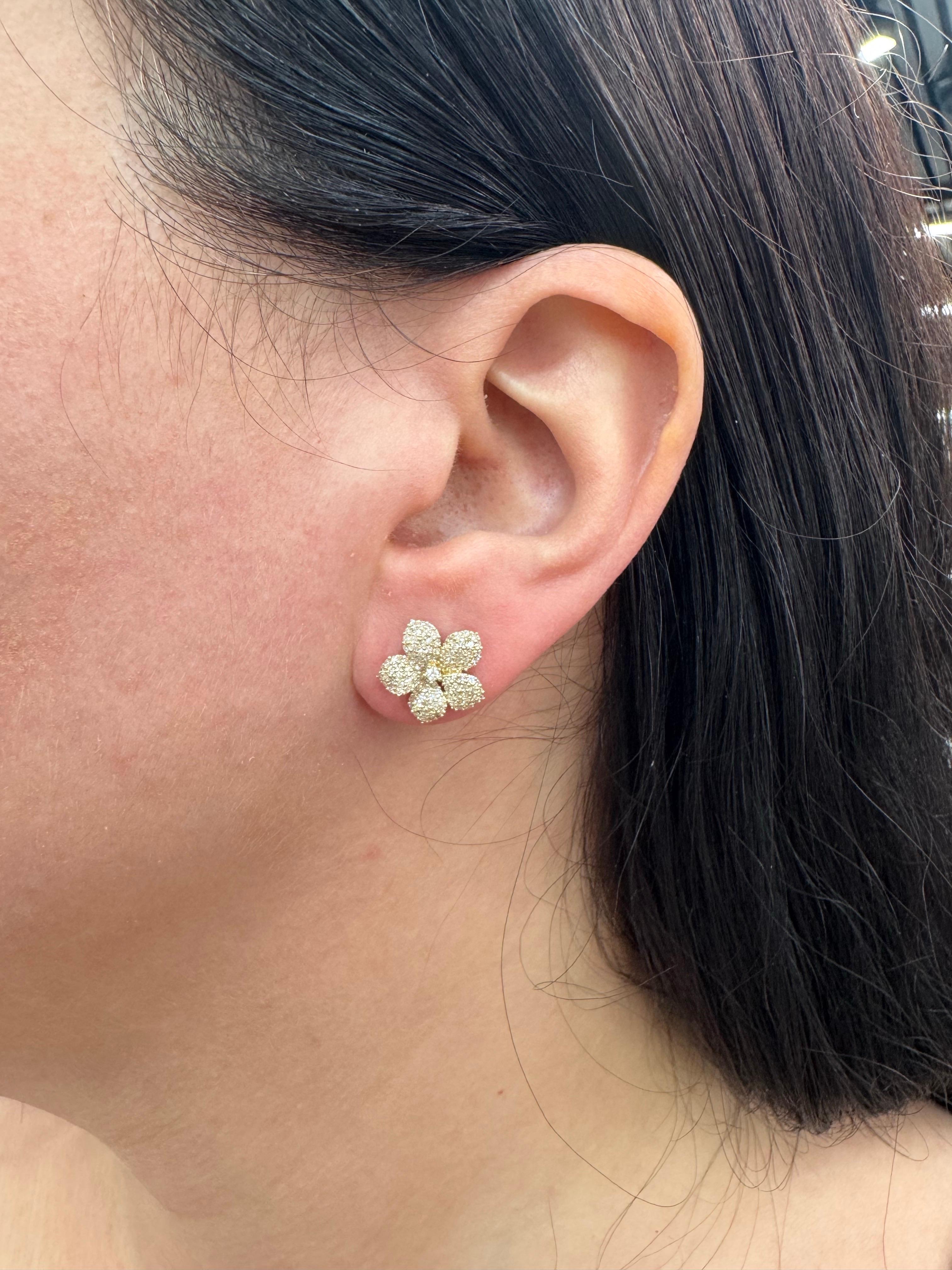 Boucles d'oreilles fleur de diamant 0.70 Carats 14 Karat Yellow Gold G-H SI1 3 Grammes Pour femmes en vente