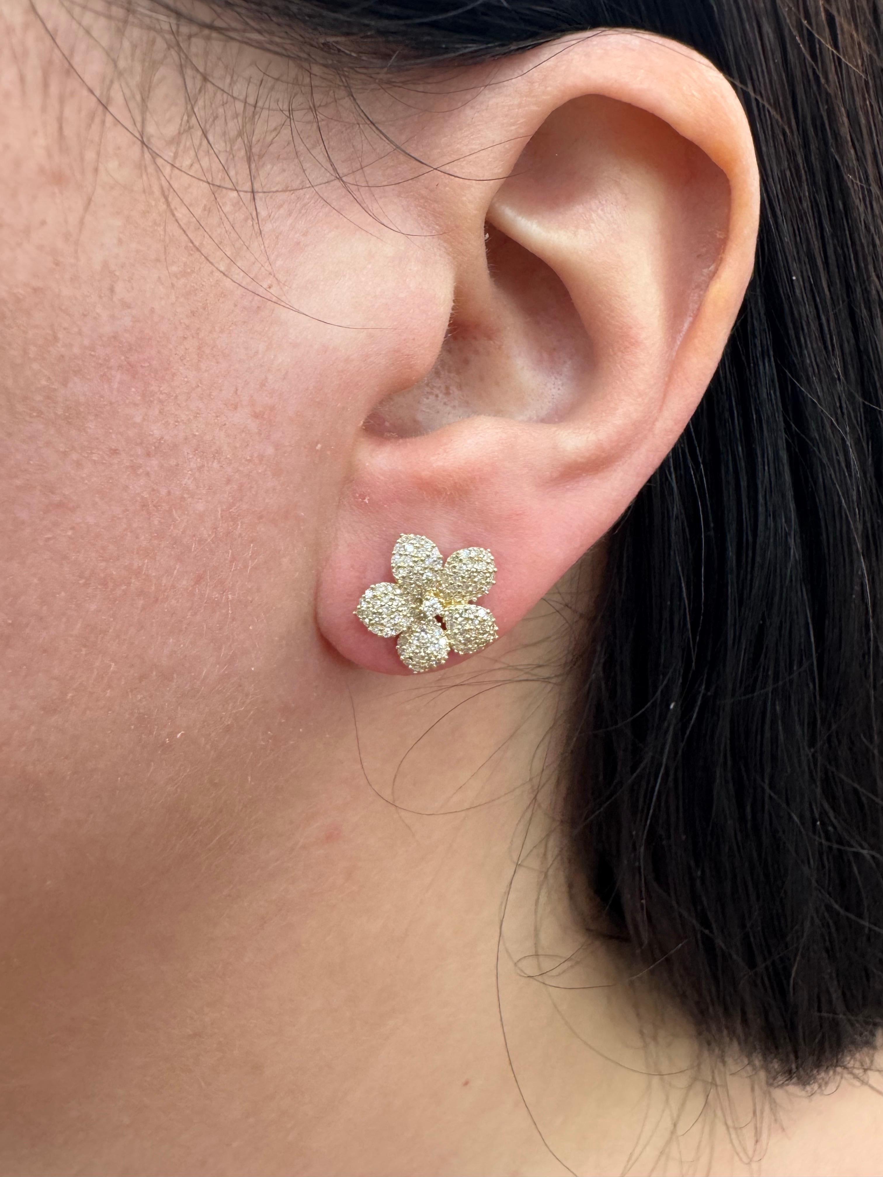 Boucles d'oreilles fleur de diamant 0.70 Carats 14 Karat Yellow Gold G-H SI1 3 Grammes en vente 1